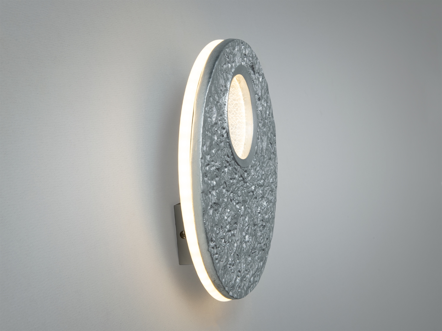 Настінний світильник з текстурованою акриловою поверхнею, що імітує місячний ландшафт, з бічним підсвічуванням для м′якого освітлення.