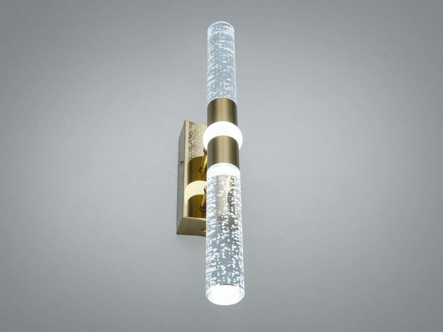 Сучасний настінний світильник з двома акриловими циліндрами, наповненими бульбашками. Металевий монтаж для вертикальної установки.