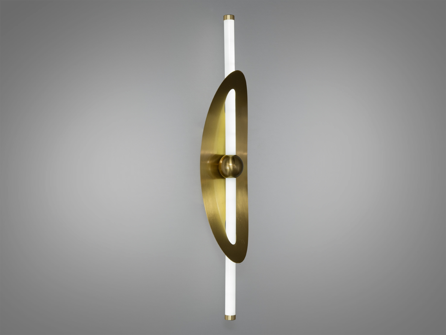 Світильник для стіни з металевим корпусом і двома трубчастими лампами, створює акцентне освітлення, ідеальний для вітальні.