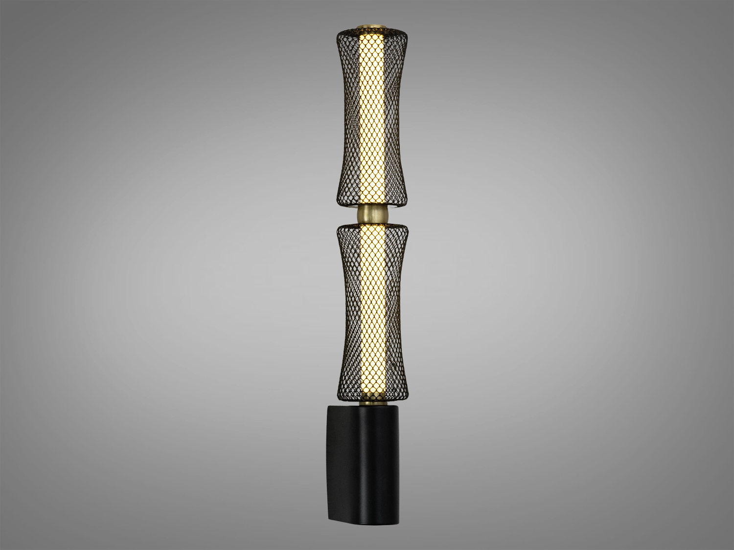 Світильник з вертикальним монтажем, оснащений металевим сітчастим абажуром на два плафони. Ідеально підходить для освітлення вузьких коридорів.