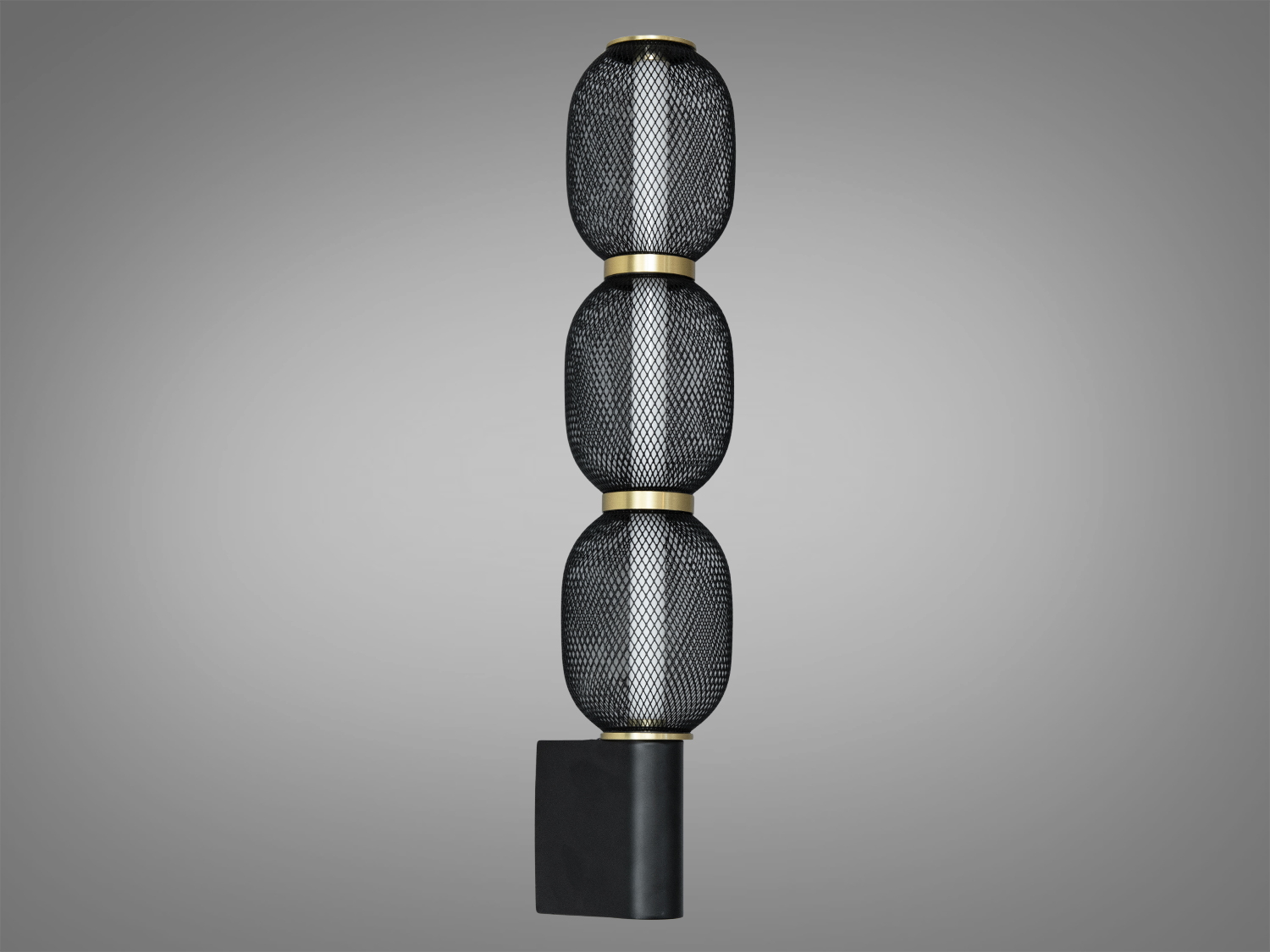 Світильник з трьома сітчастими абажурами, встановлений на квадратній основі, підходить для стінового монтажу.