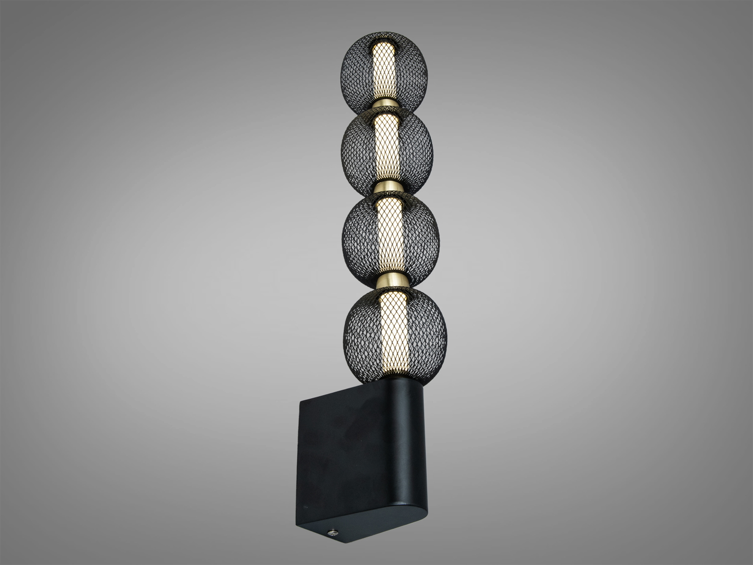 Вертикальний світильник з чотирма сітчастими абажурами на чорній основі, підходить для монтажу на стіну. Стильний вибір для лофт-просторів.