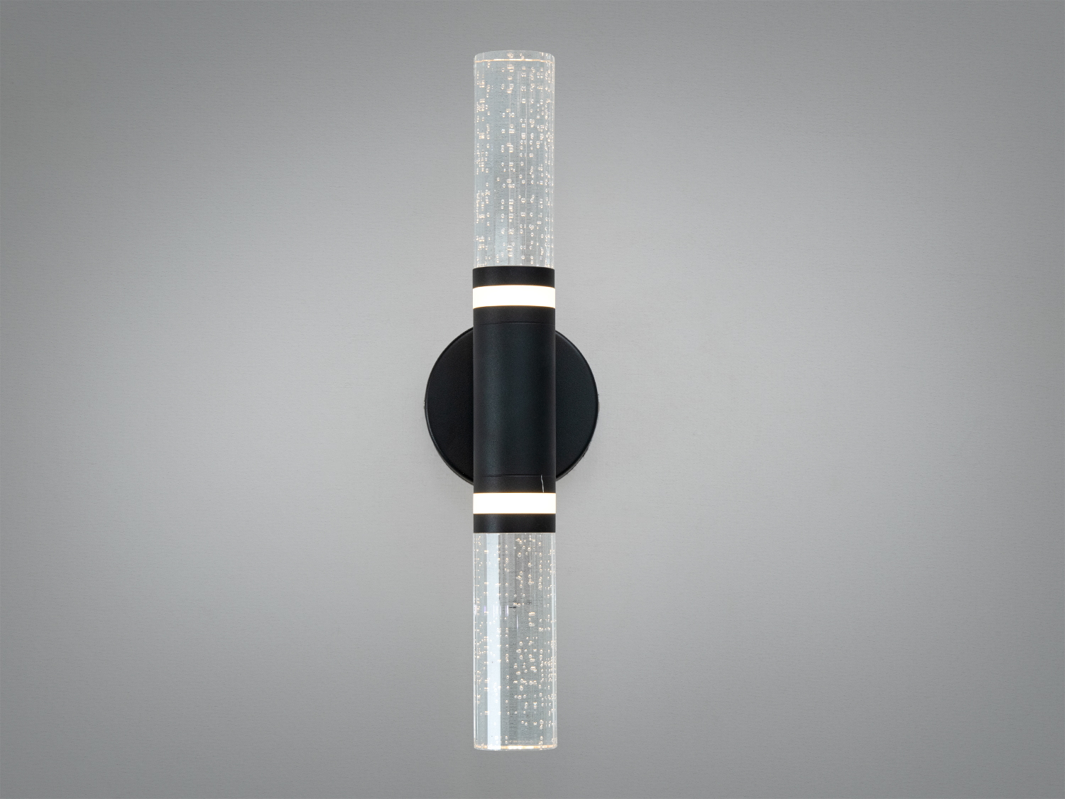 Вертикальний настінний світильник з чорним металевим корпусом і прозорими акриловими елементами. Ідеальний для освітлення коридорів.