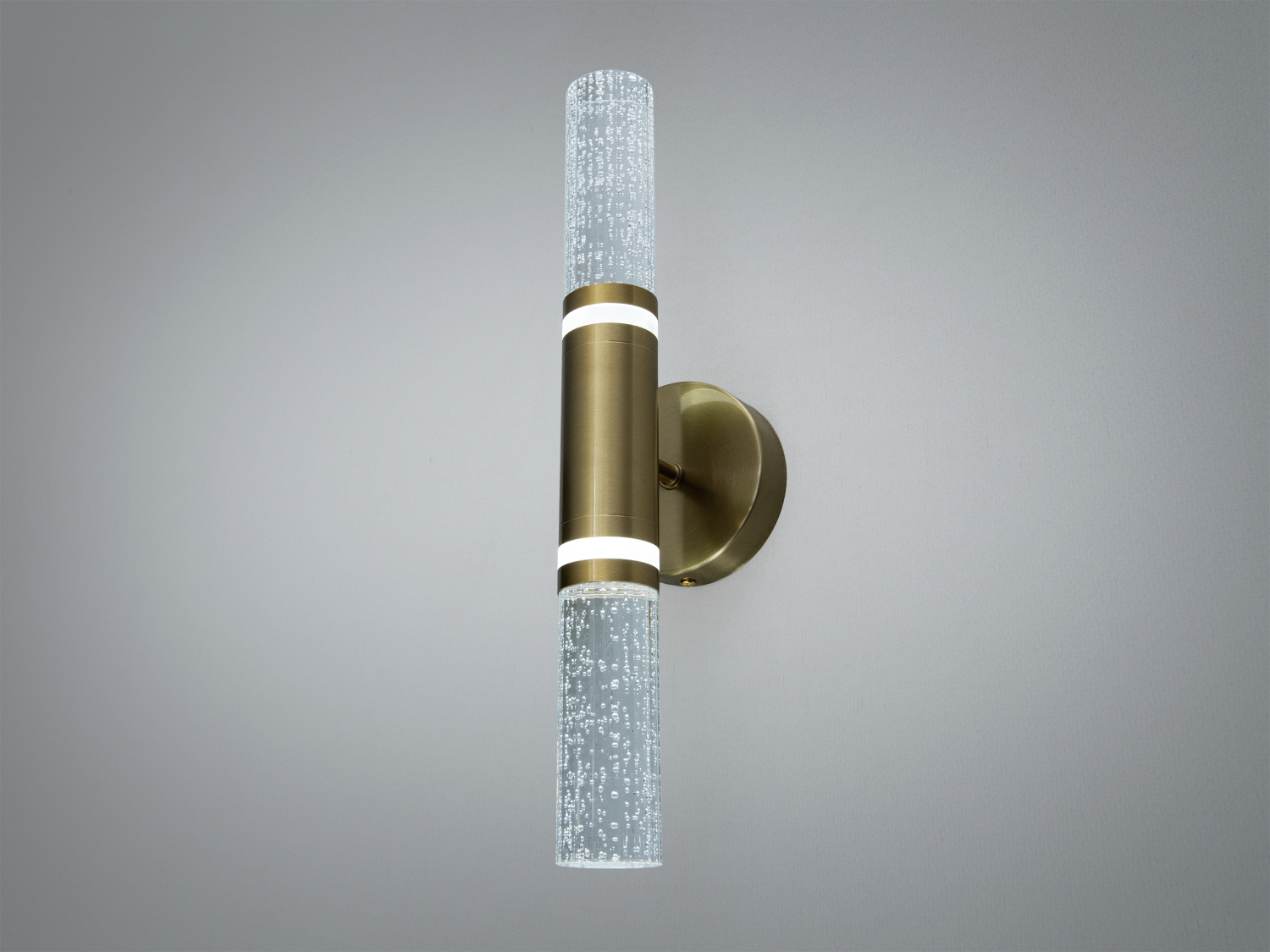 Вертикальний світильник з акриловими трубками та бульбашками, що забезпечують рівномірне світло. Ідеальний для ванних кімнат з бронзовим декором.