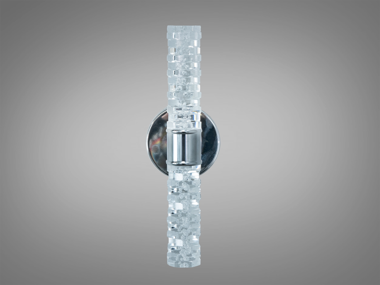 Вертикальний світильник з текстурованого скла, закріплений на металевій пластині, забезпечує рівномірне освітлення, підходить для ванних кімнат.