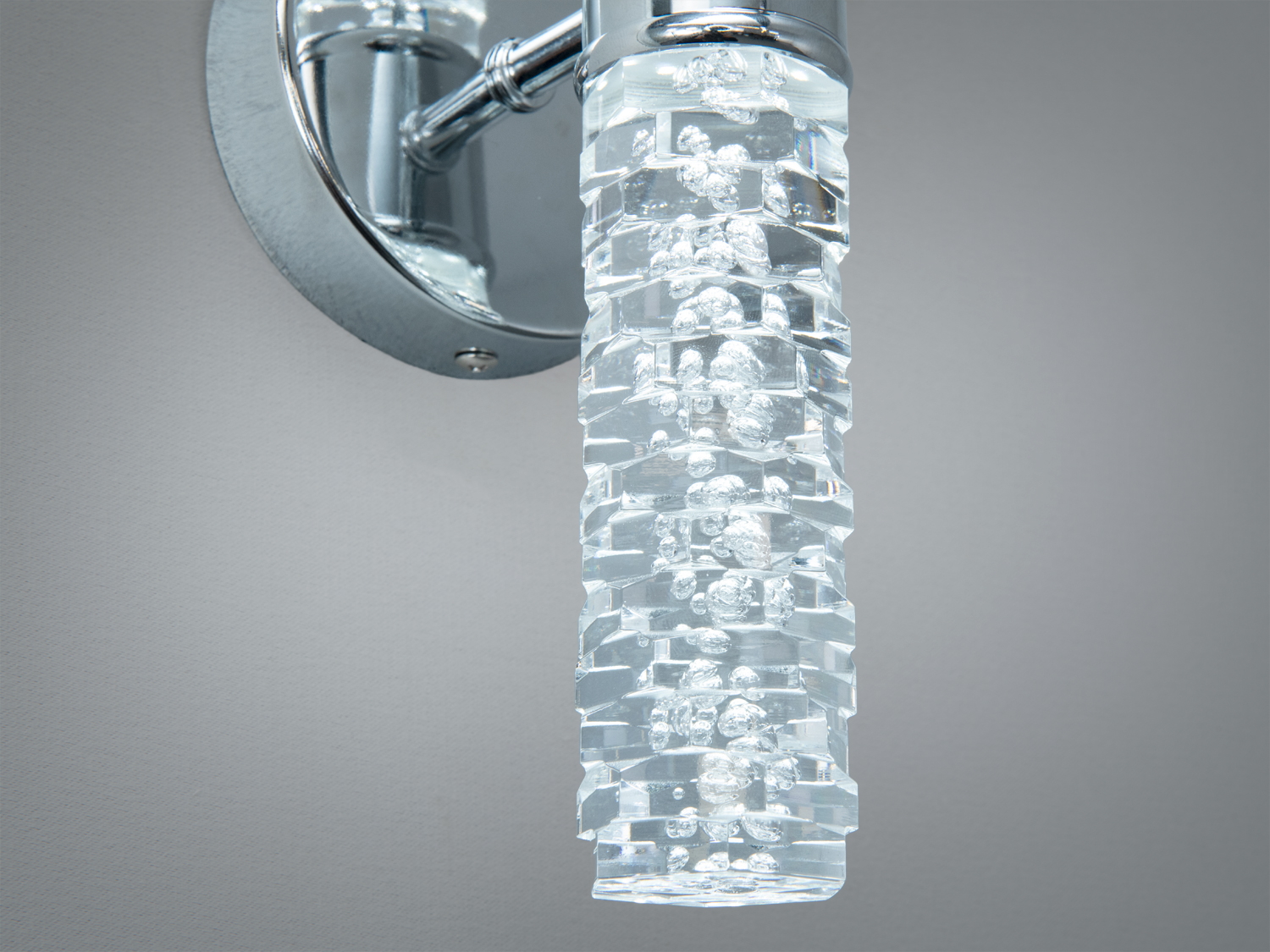 Світильник з бульбашковим ефектом у склі, монтується на стіну, створює декоративне освітлення, ідеальний для акцентів у просторі.