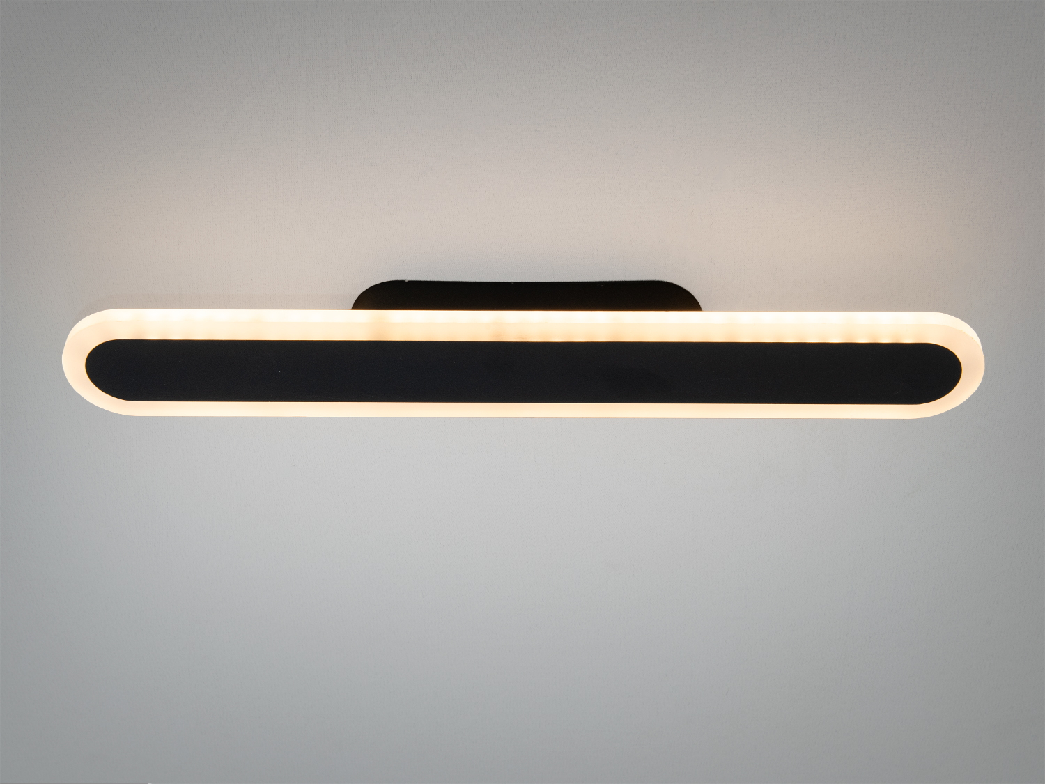 Настінне LED бра-планка Diasha 20W у чорному корпусі. Овальна форма, настінний монтаж, керування від стандартного вимикача для акцентного освітлення.