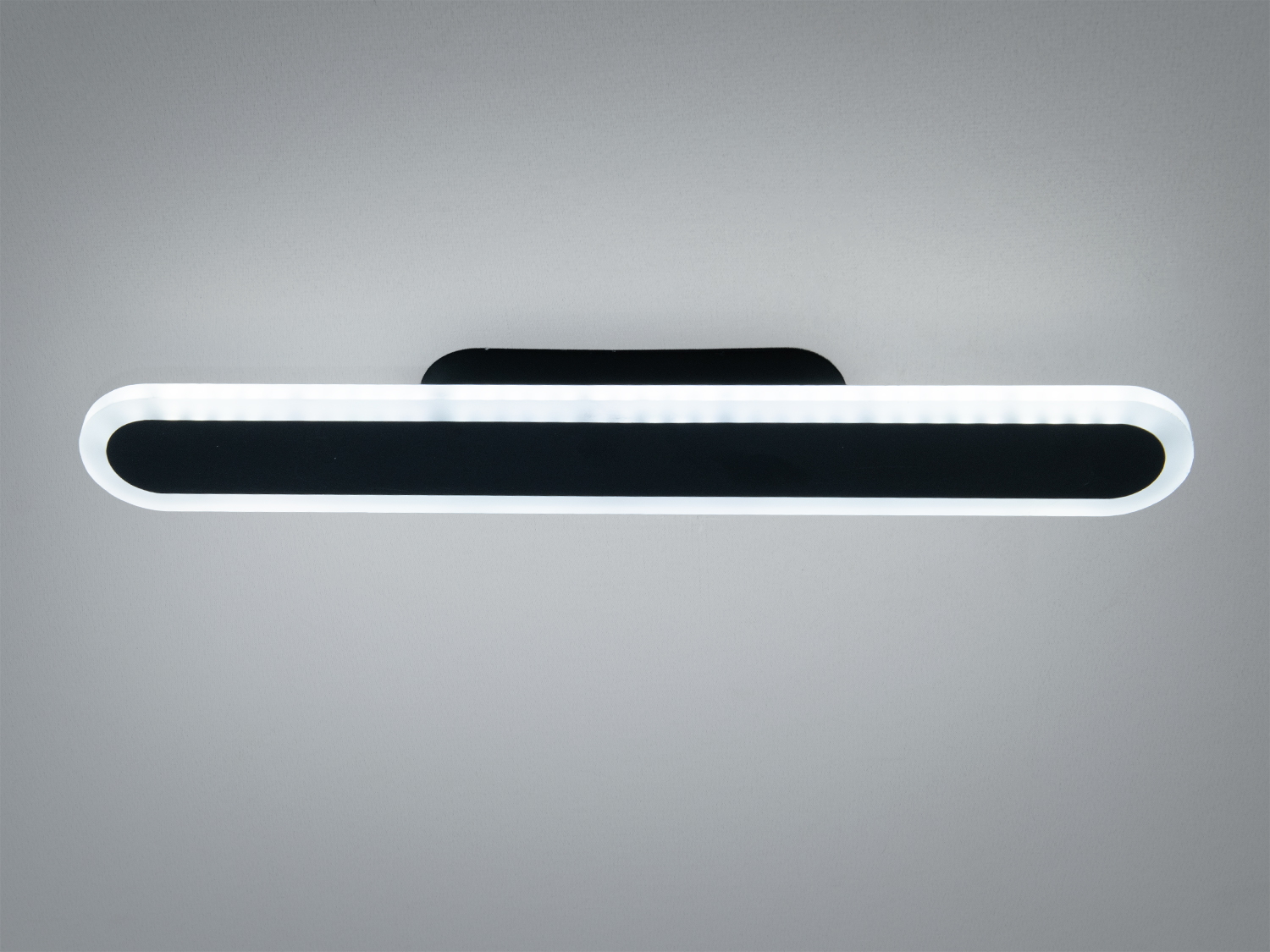 Світильник з овальною формою, холодне біле світло, чорний корпус, настінний монтаж, підходить для офісних приміщень.