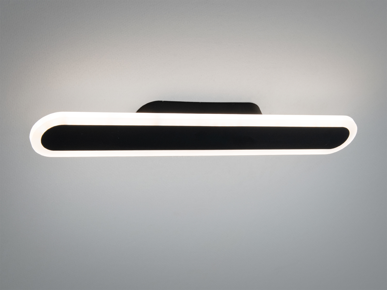 Світильник з овальною формою, нейтральне світло, чорний корпус, настінний монтаж, ідеальний для ванних кімнат.