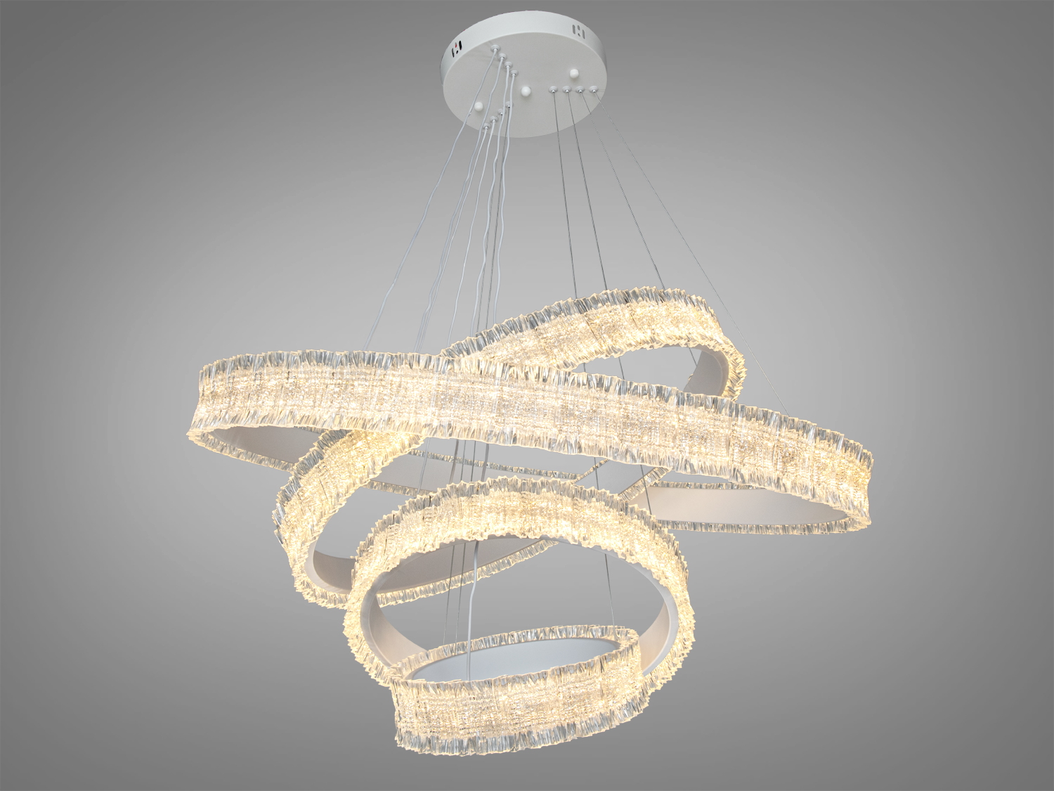 Світильник з трьома підвісними кільцями з кришталю, що підходить для сучасних інтер′єрів. Кріплення до стелі на чорній основі.