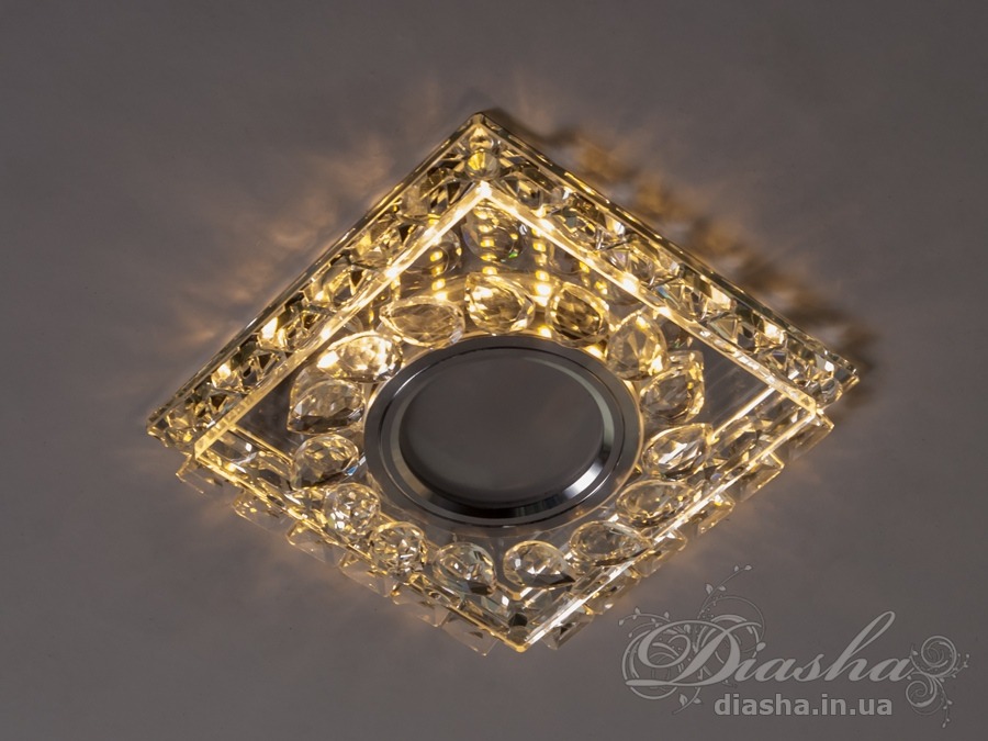 Підвісний світильник з кришталевими деталями, розташованими по діагоналі. Створює ефектний світловий малюнок.