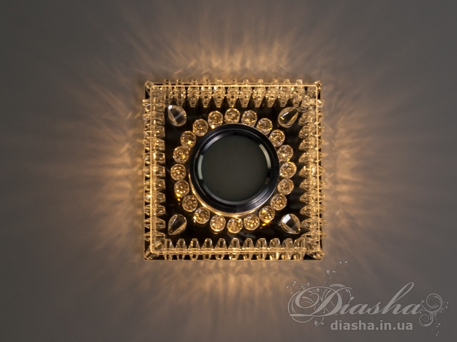 Квадратний світильник з кришталевими елементами, що створює ефектний світловий малюнок на стелі. Ідеально підходить для сучасного інтер′єру.