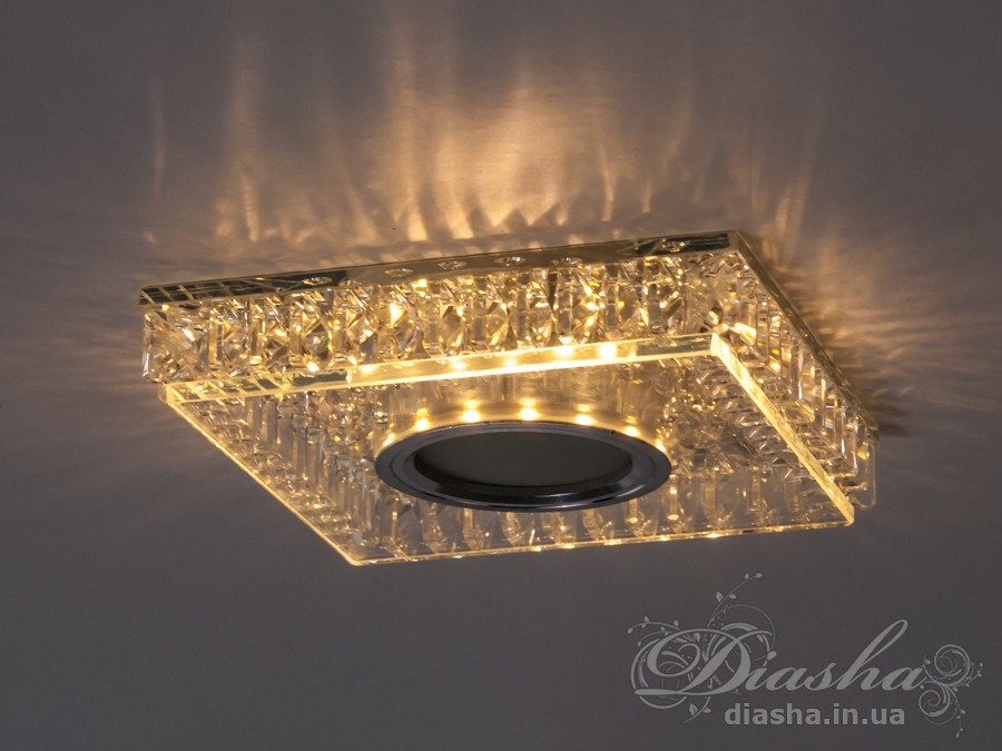 Підвісний світильник з кришталевими гранями, що створює тепле освітлення. Підходить для монтажу на стелі у вітальні.