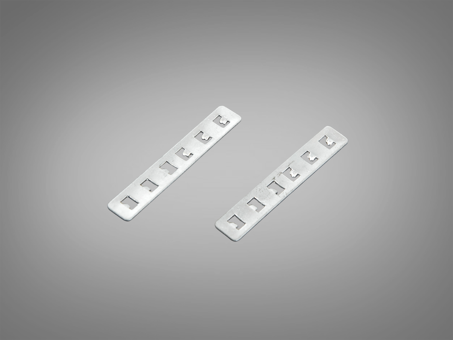 Монтажна пластина для треку 20-ї серії з металу для надійного з′єднання елементів шинопроводу, ідеальна для житлових приміщень.