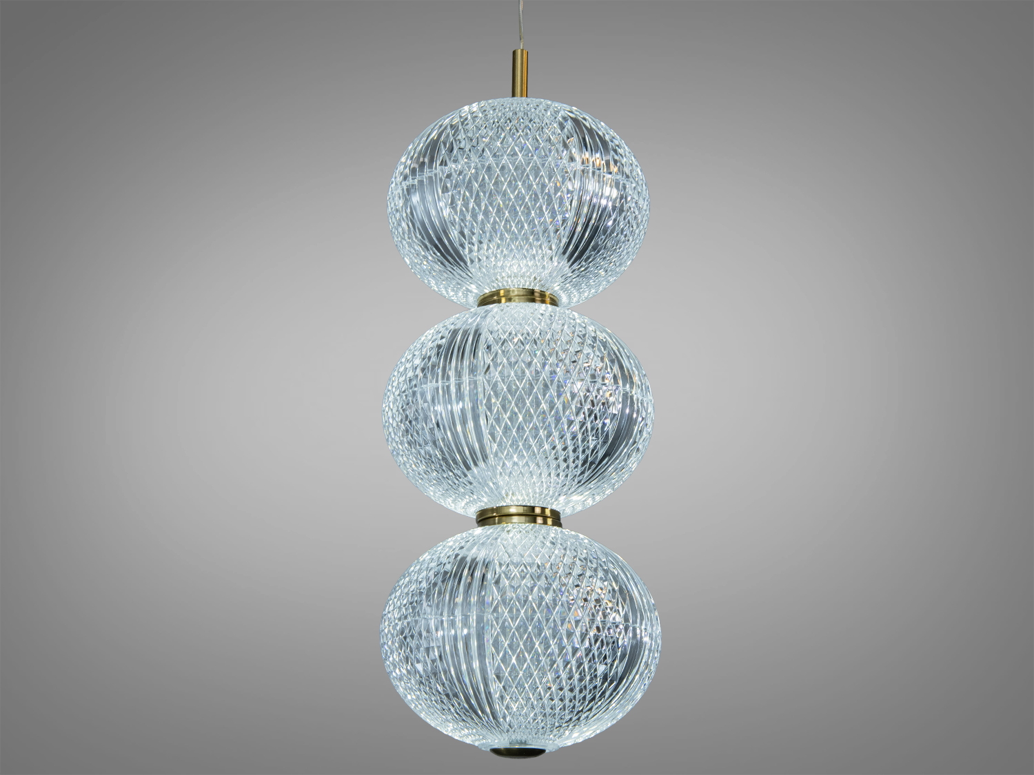 Світильник з трьома скляними кулями з текстурованою поверхнею, підвісний монтаж.