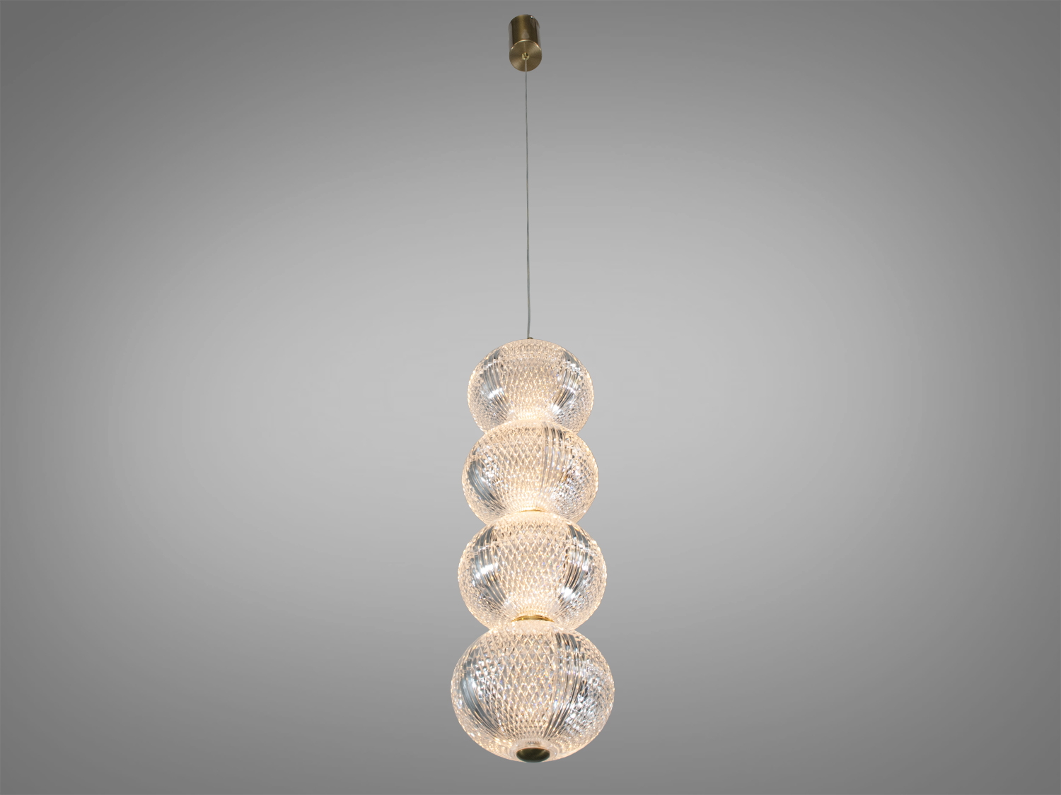 Підвісний світильник з чотирма кулями, що випромінюють тепле світло. Ідеальний для вітальні.