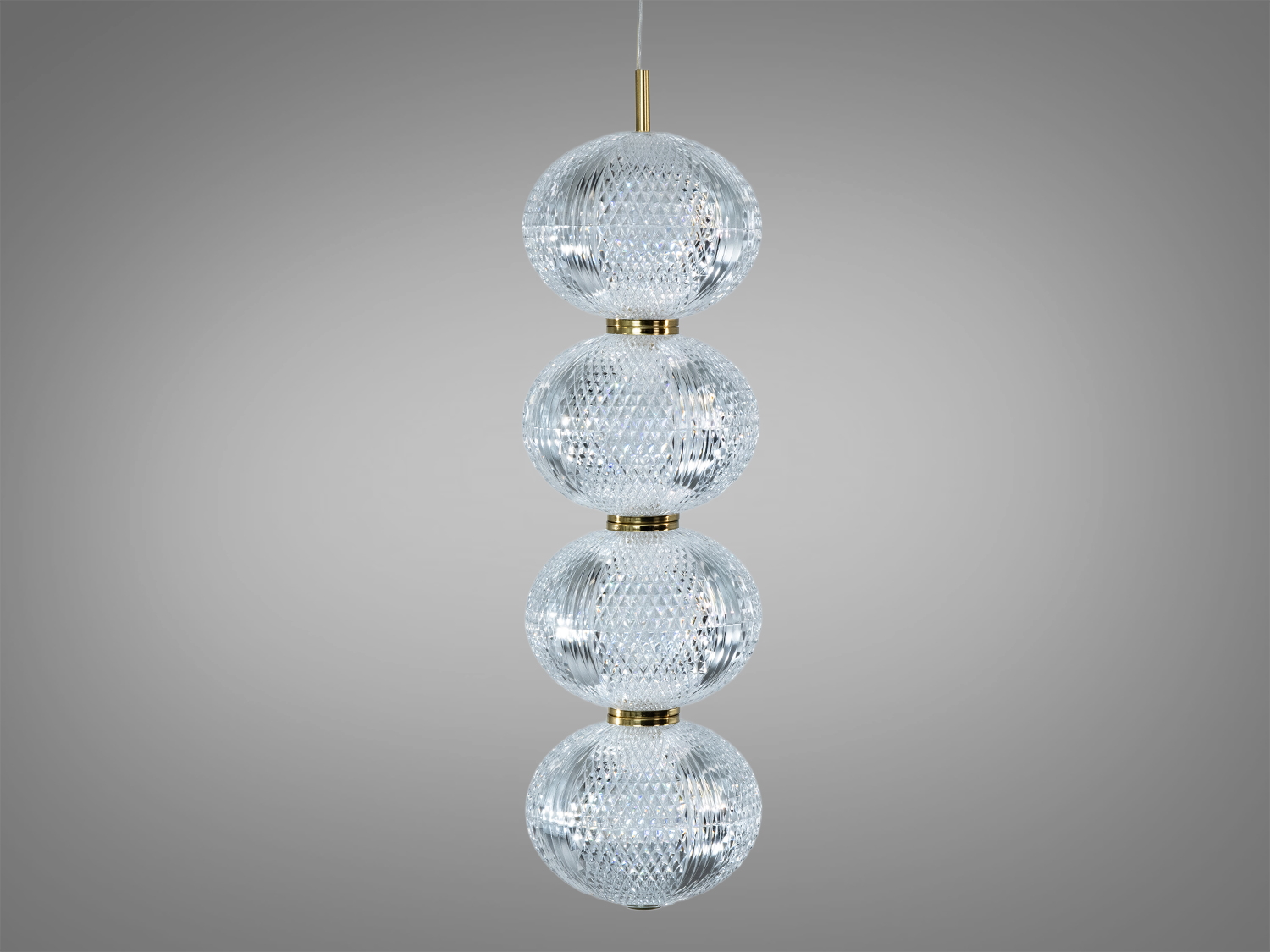 Підвісний світильник з чотирма прозорими кулями, підвішений на тонкому дроті. Використовується для освітлення кухні.