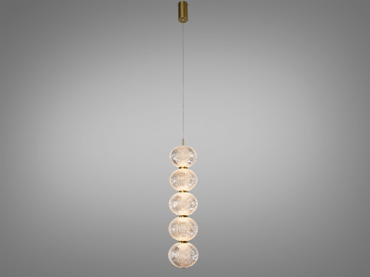 Підвісний світильник із п′яти куль, виготовлених зі скла, з латунним кріпленням, додає елегантності інтер′єру.