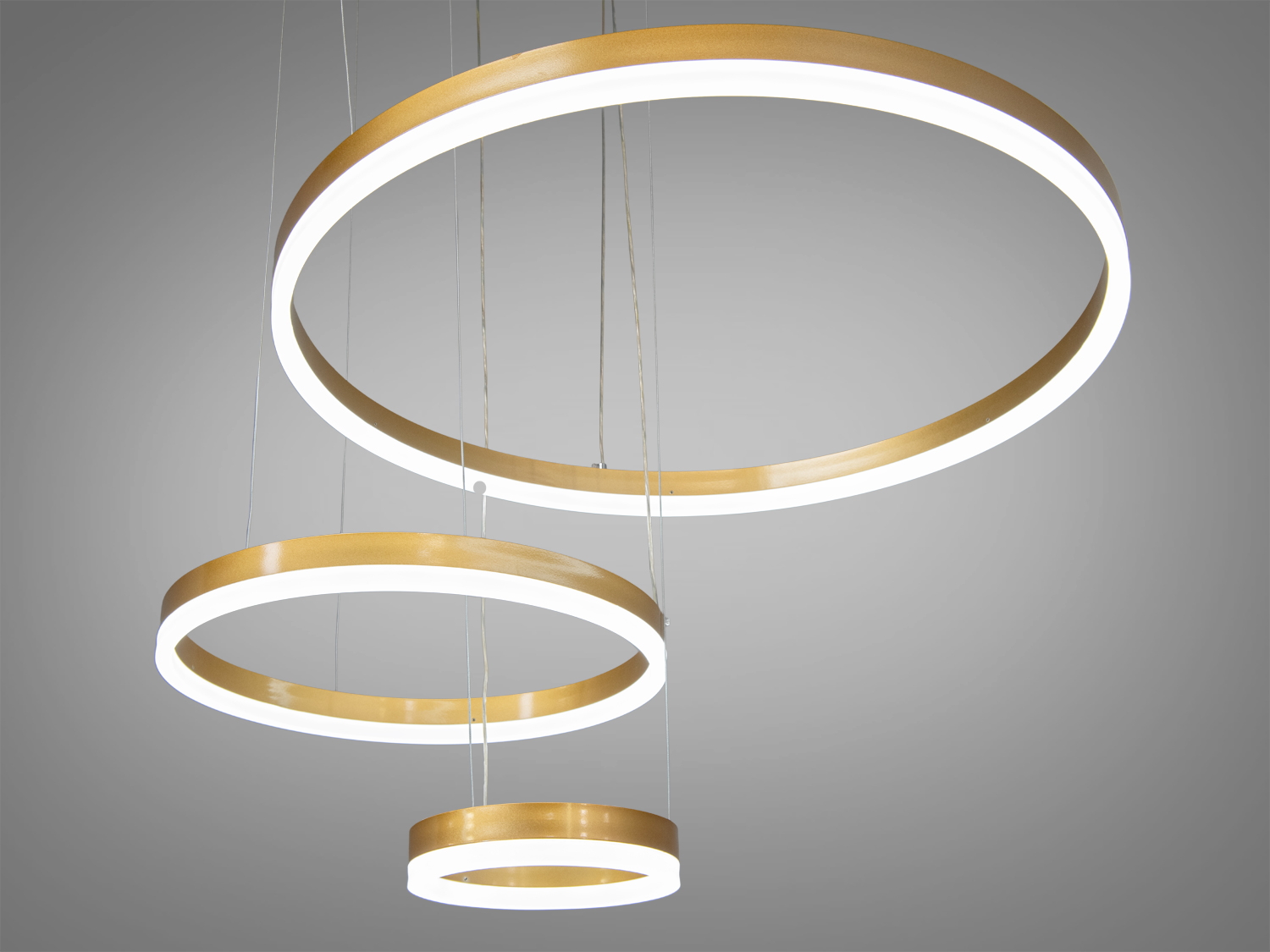 LED світло люстри, рівномірно розсіюючись через міцні акрилові розсіювачі, заповнює кімнату мяким сяйвом, створюючи затишну атмосферу.