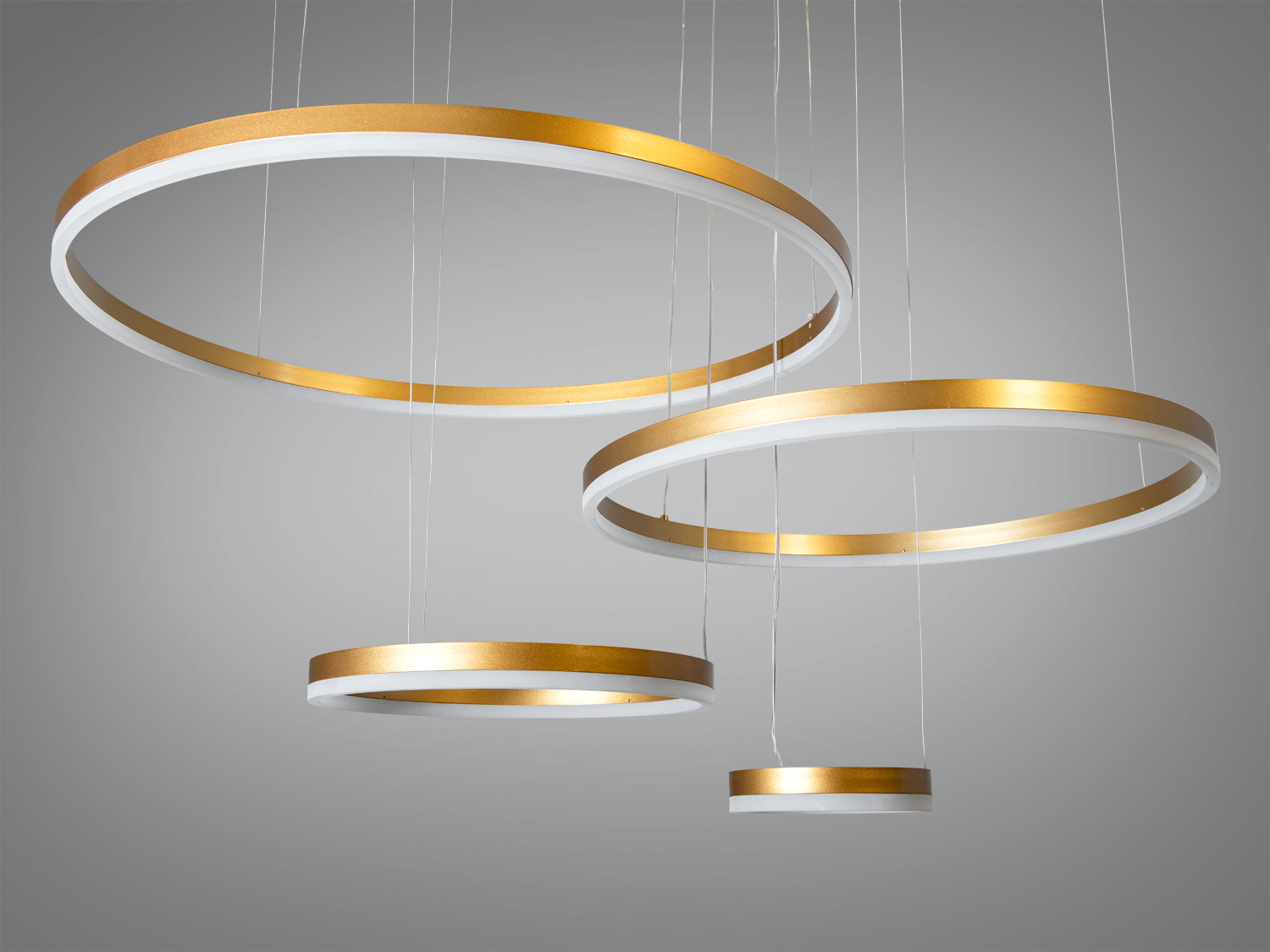 LED світло люстри, рівномірно розсіюючись через міцні акрилові розсіювачі, заповнює кімнату мяким сяйвом, створюючи затишну атмосферу.