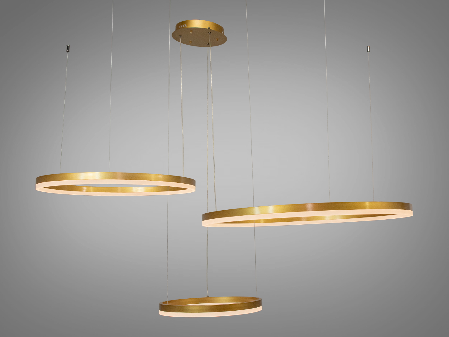 LED світло люстри, рівномірно розсіюючись через міцні акрилові розсіювачі, заповнює кімнату мяким сяйвом, створюючи затишну атмосферу.