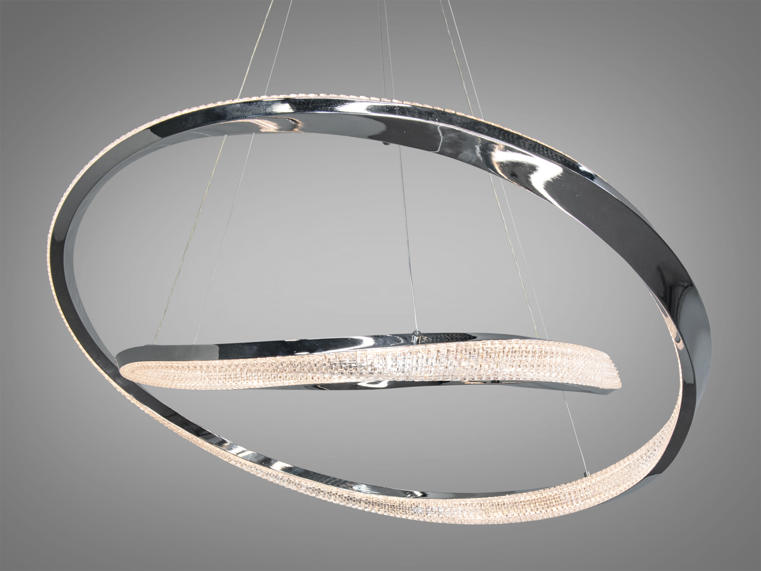 Вигнуті кільця led люстри наче застигли у динамічному русі, створюючи враження обємної світлової скульптури, що ширяє в повітрі.