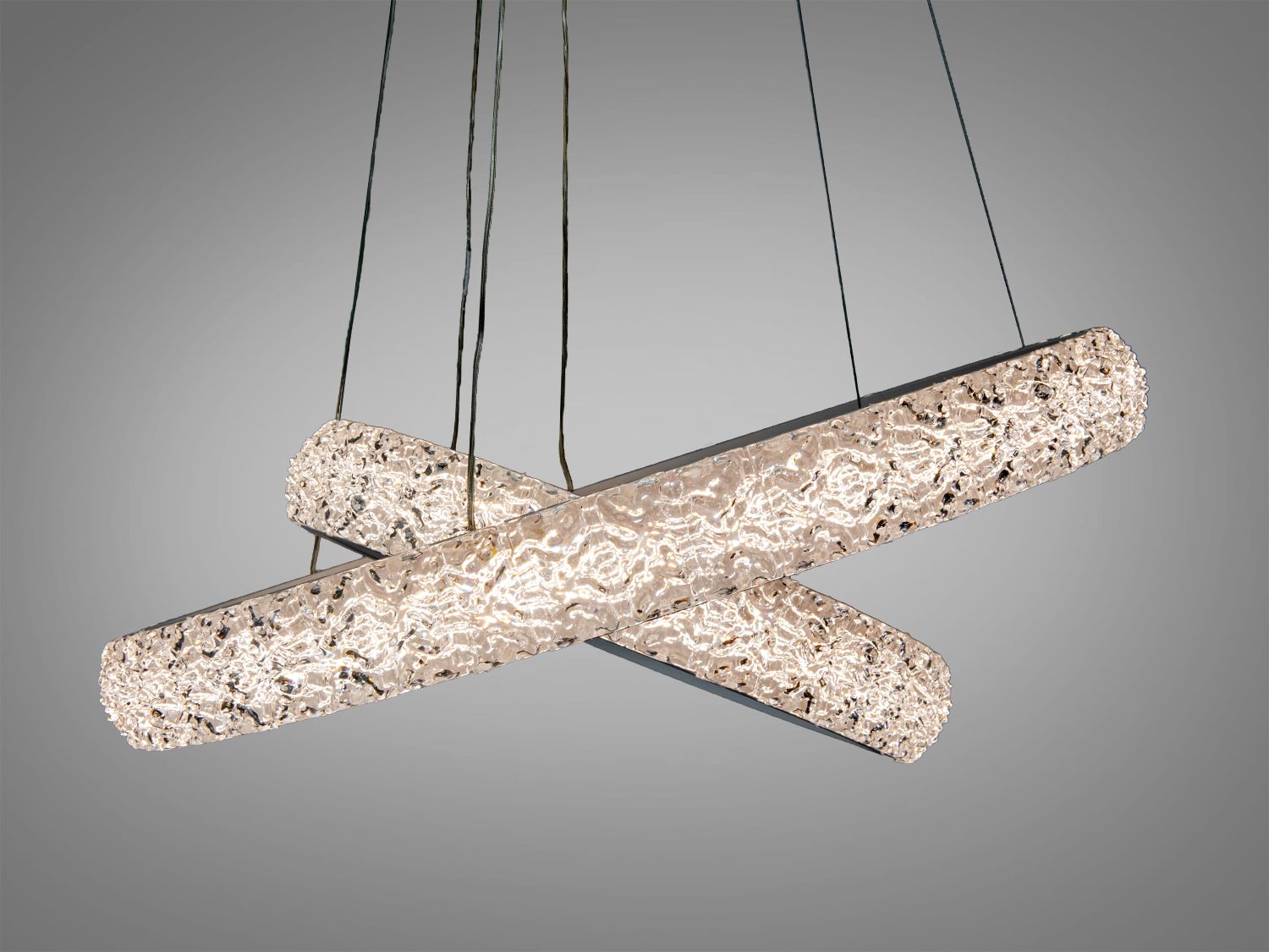 Підвісний світильник у вигляді перехрещених кілець з текстурованою поверхнею. Ідеальний для освітлення вітальні.