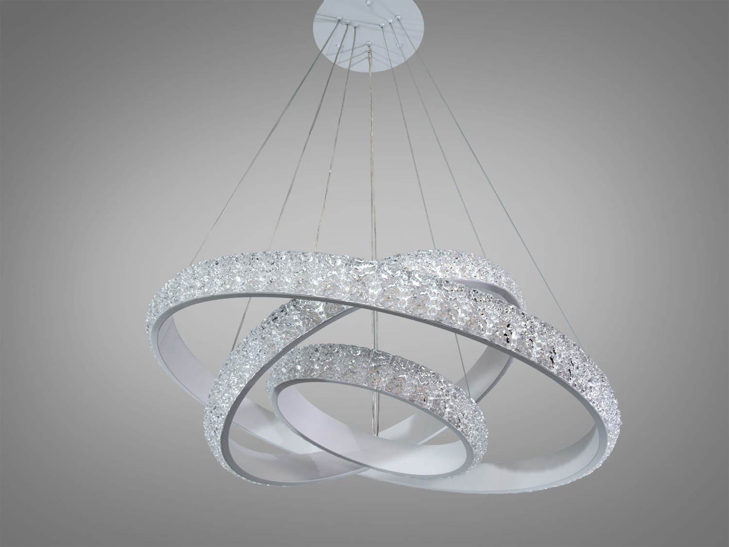 Стельовий світильник із трьома кільцями, підвішеними на тросах. Використовує LED-освітлення для економії енергії.