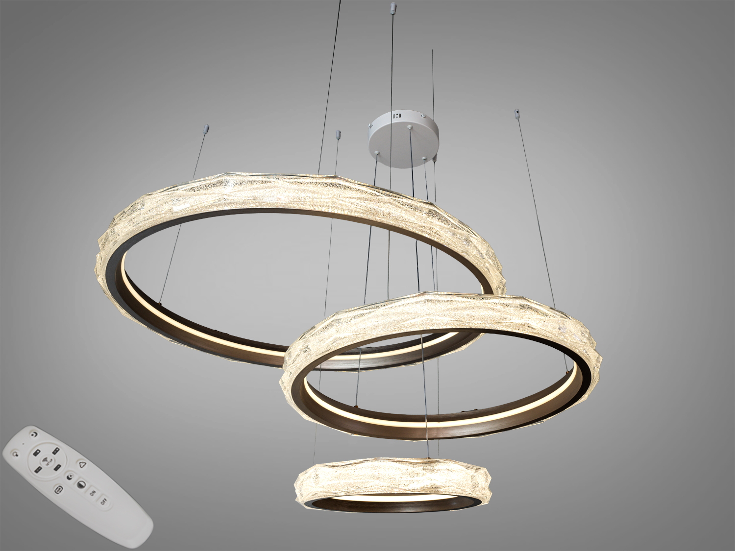 Підвісна люстра з трьома кільцями, оснащена пультом дистанційного керування. Виготовлена з металу, підходить для сучасного інтер′єру.