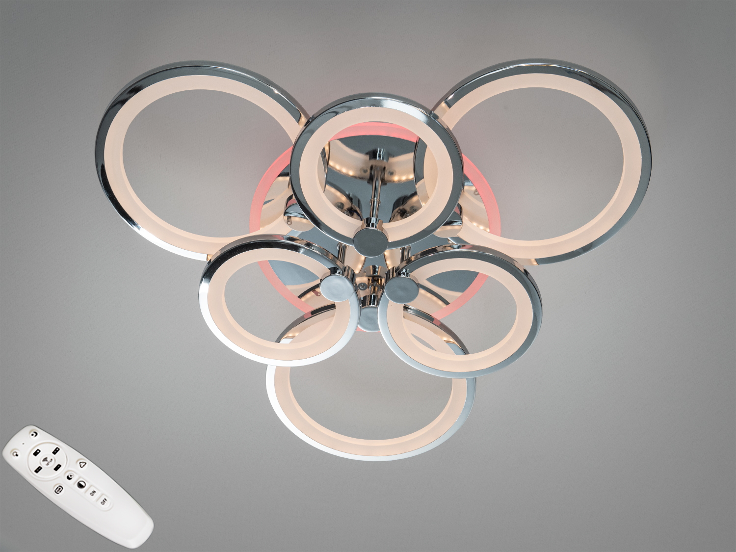 Стельовий світильник з п′ятьма кільцями, що світяться. Металевий корпус, дистанційне керування, підходить для сучасних інтер′єрів.