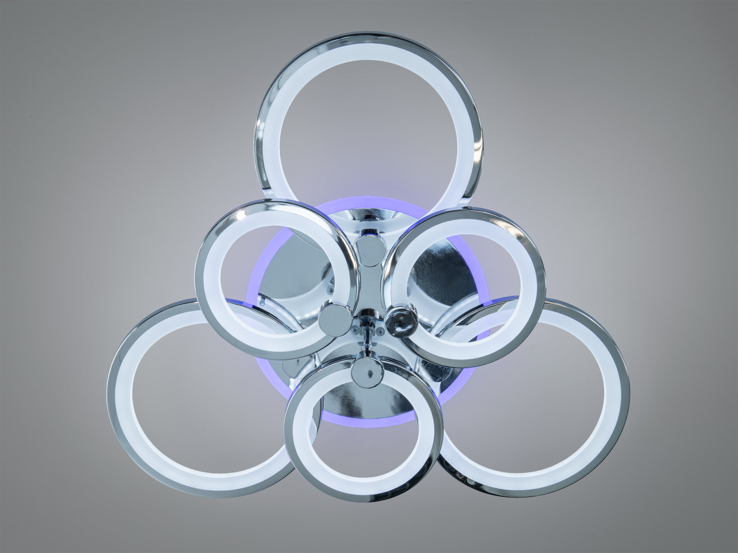 Стельовий світильник з шістьма кільцями, що світяться. Хромований метал, підсвічування змінює колір, ідеальний для вітальні.