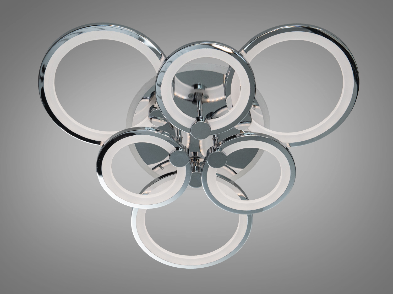 Стельовий світильник з п′ятьма кільцями, що світяться. Мінімалістичний дизайн, ідеально підходить для офісних приміщень.