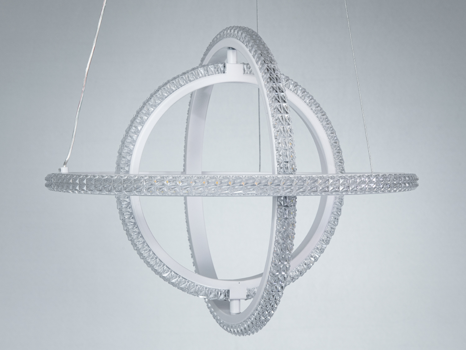 Світильник з кільцями, що перетинаються, з прозорим покриттям. Підходить для монтажу на стелі.