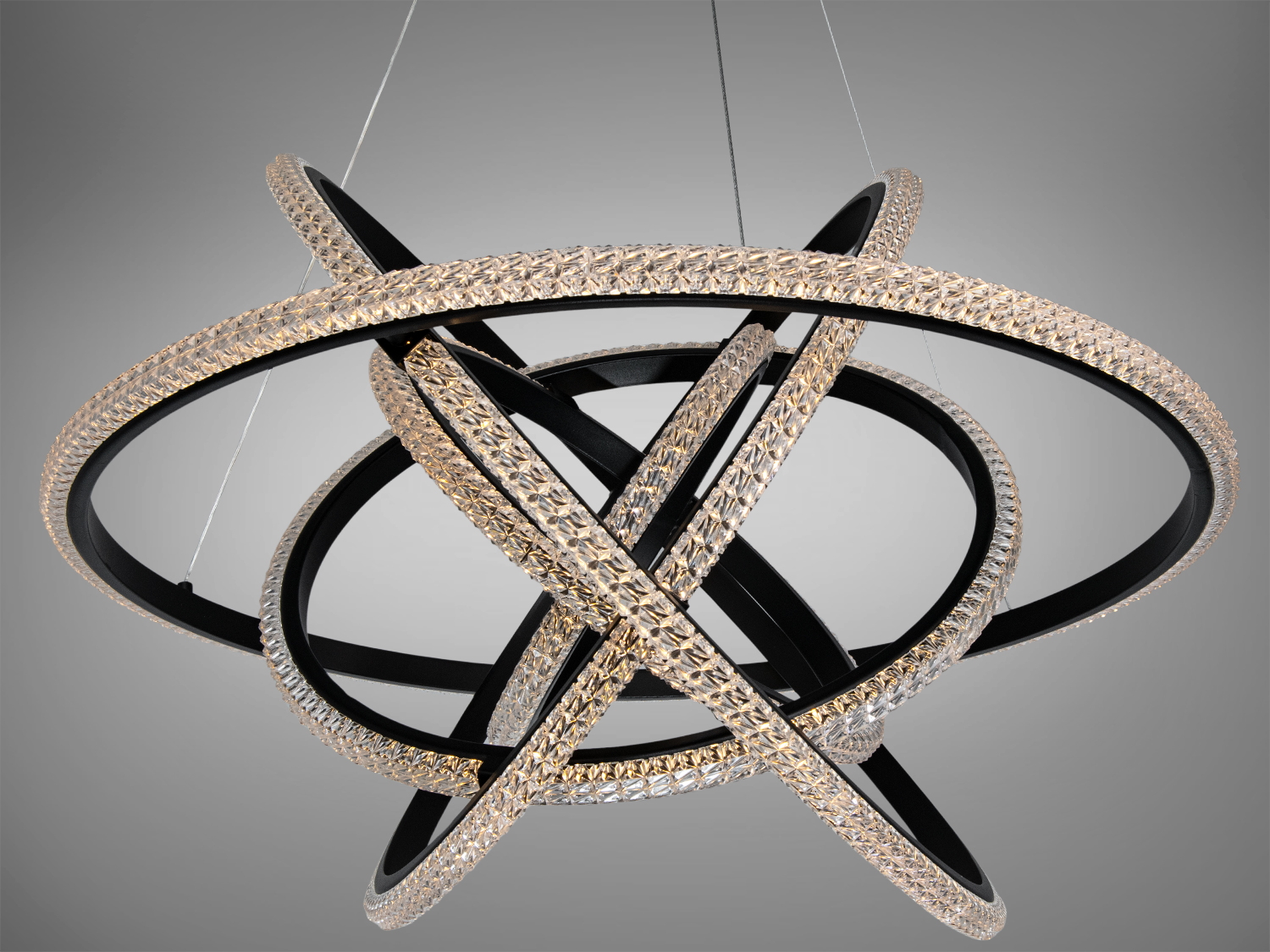 Люстра з акриловими кільцями, що перетинаються, з теплим світлом, ідеальна для вітальні або їдальні.