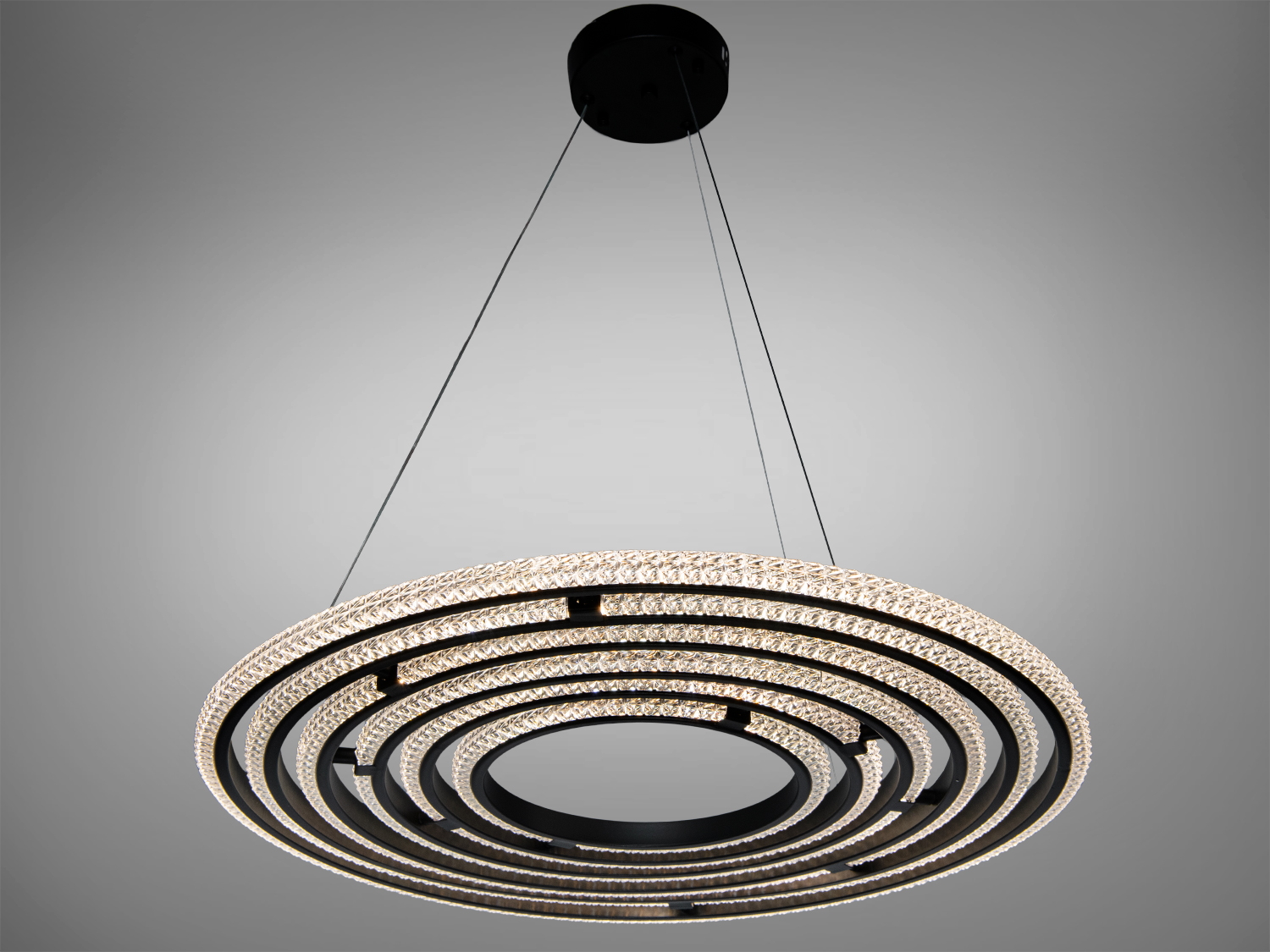 Люстра з концентричними акриловими кільцями, що створює ефектний світловий малюнок, підходить для просторих приміщень.
