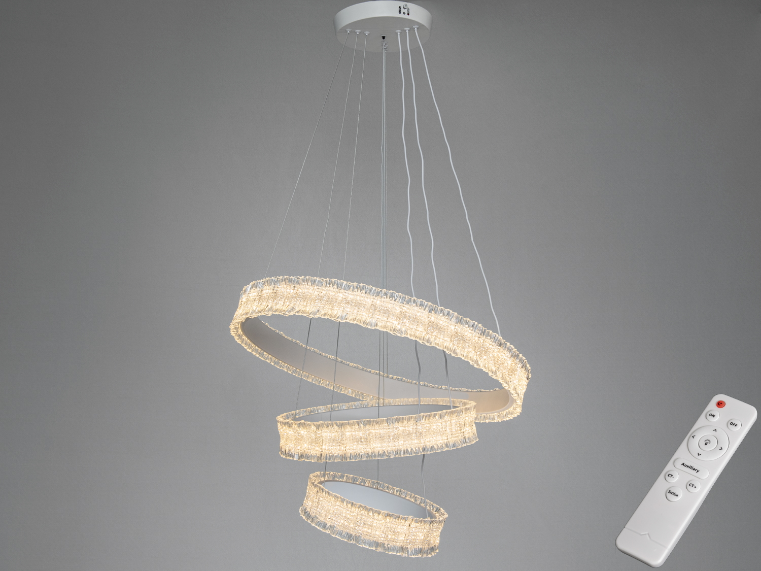 Світильник з трьома акриловими кільцями, підвісний монтаж. Використовує прозорий акрил для ефекту. В комплекті пульт дистанційного керування.
