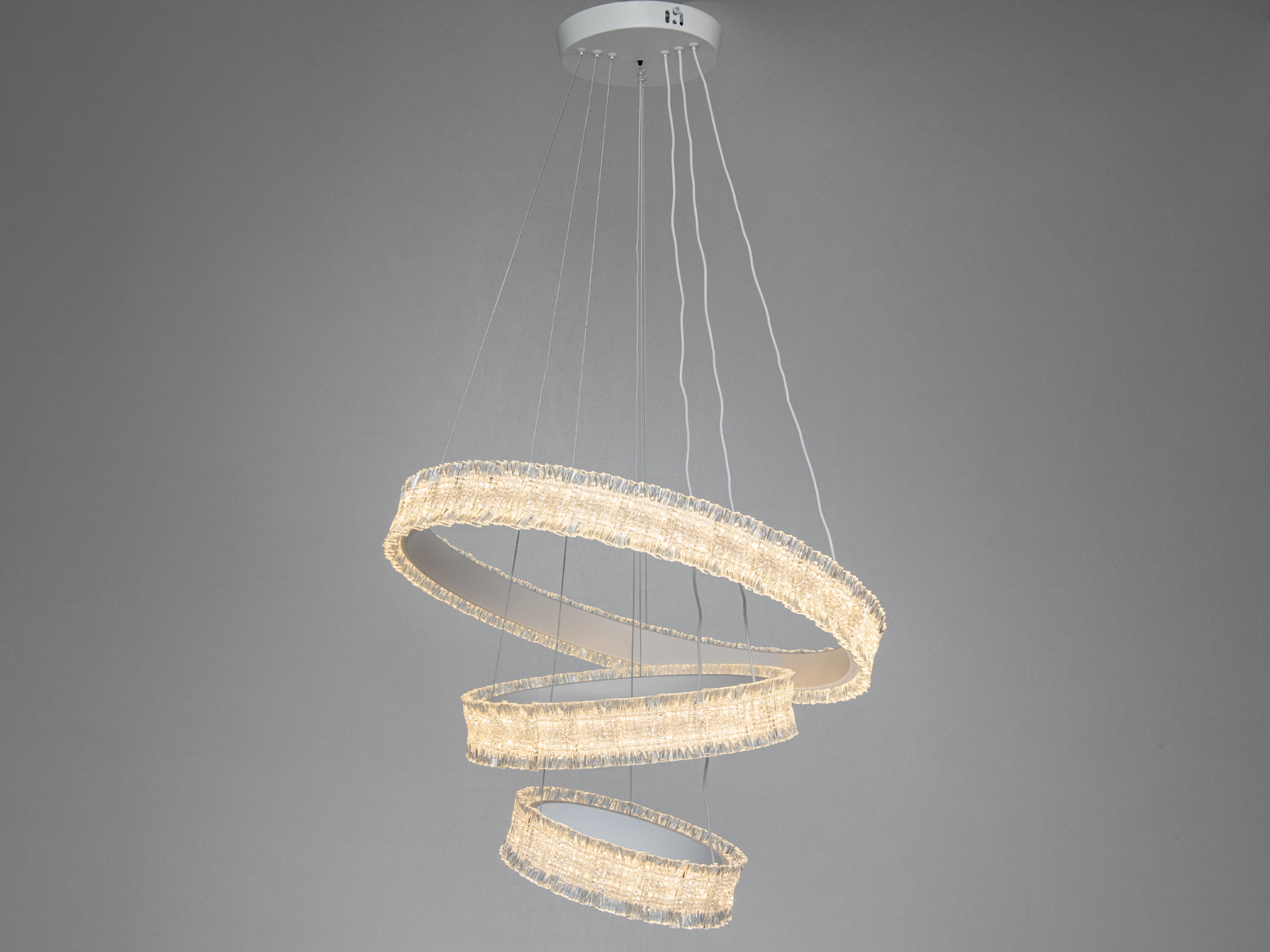 Три кільця підвісного світильника, виконані з прозорого акрилу. Призначений для сучасного інтер′єру. Пульт дистанційного керування в комплекті.