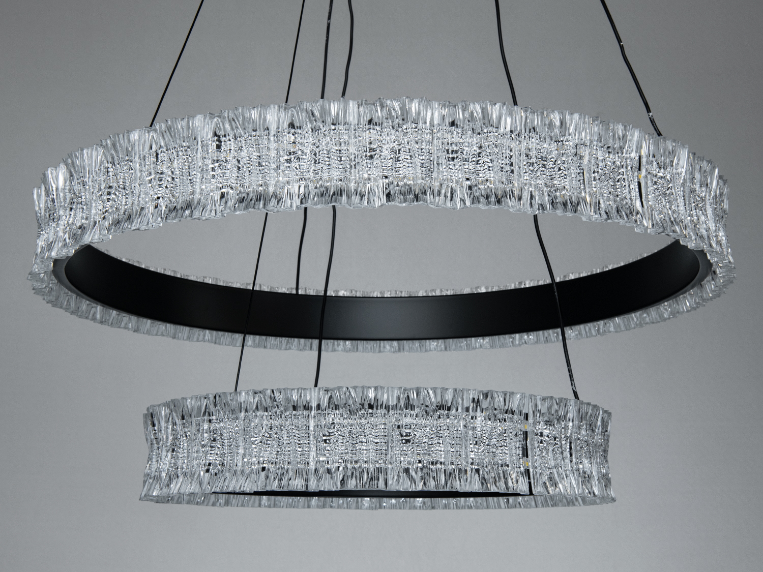 Дизайнерський світильник з двома кільцями, акрил та метал, підвісний монтаж, регульована висота.