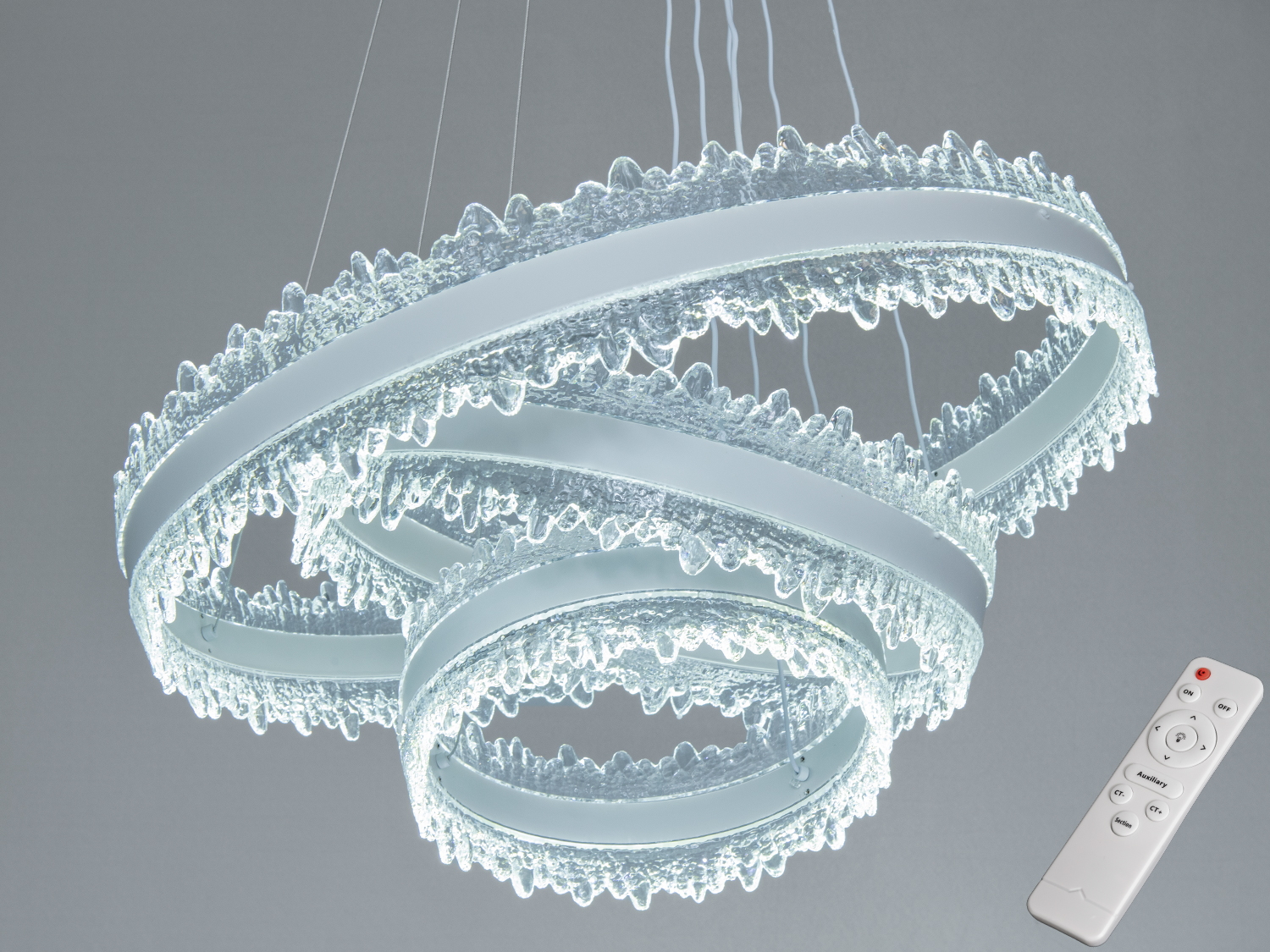 Підвісна люстра з кільцями, прикрашеними акриловими елементами, з пультом дистанційного керування для регулювання яскравості.