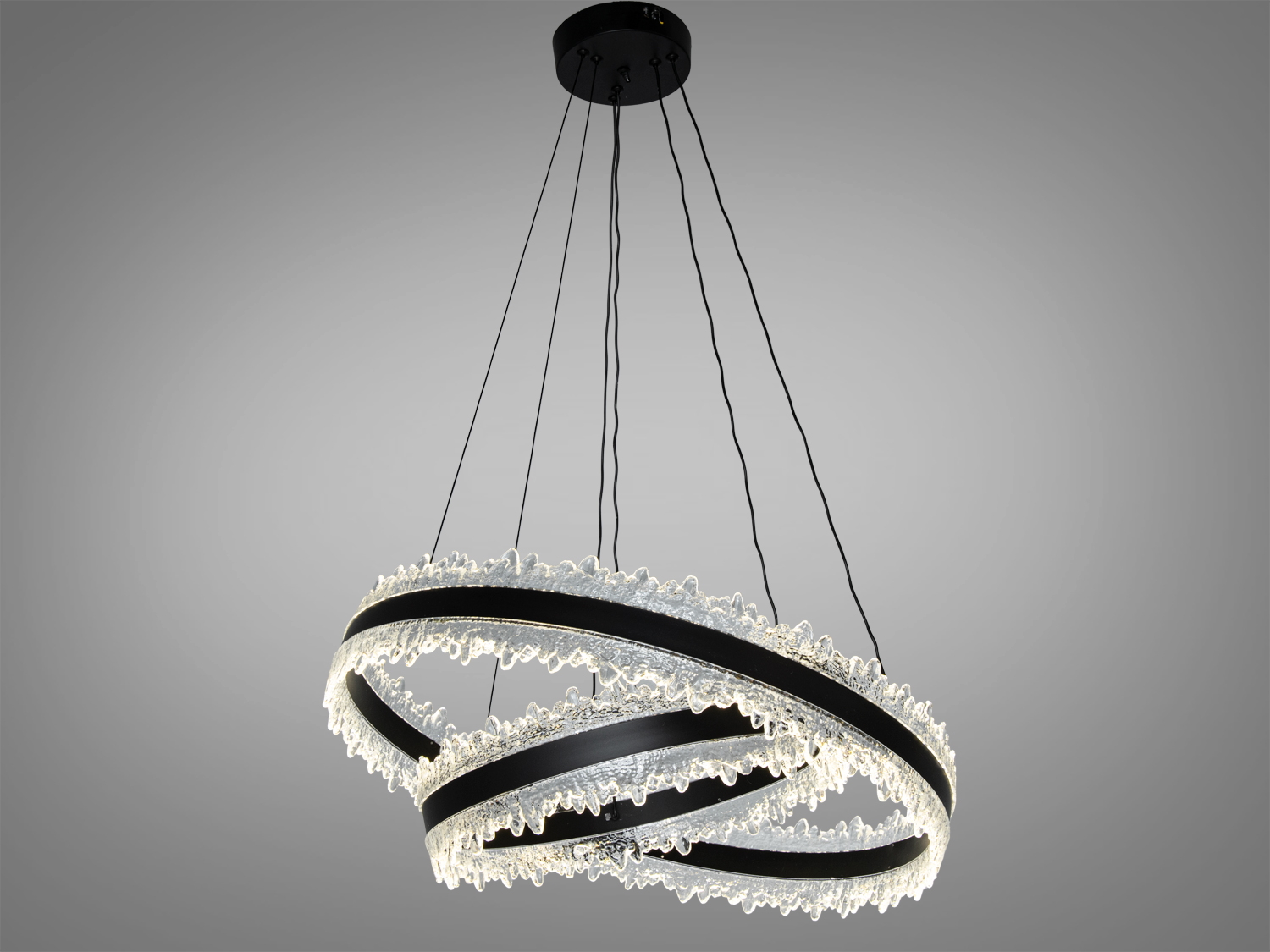 Світильник з трьома підвісними кільцями з акрилу, що підходить для сучасних інтер′єрів. Кріплення до стелі на чорній основі.