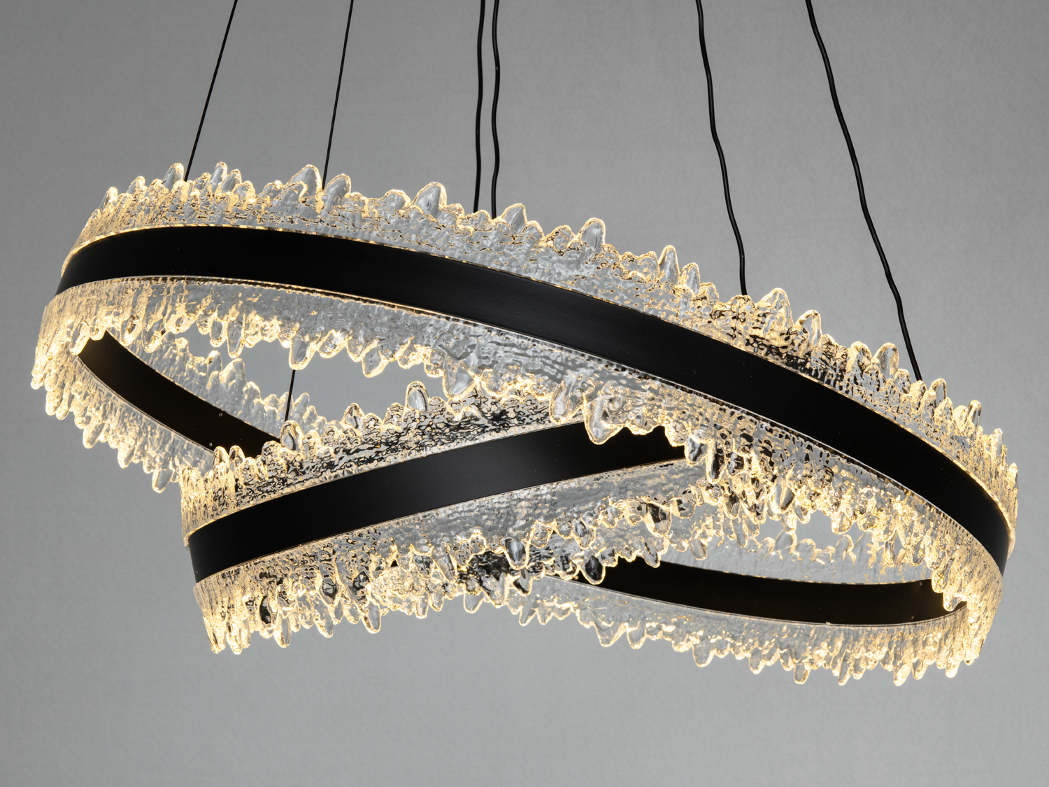 Підвісний світильник з теплим білим світлом, що надає затишку. Підвісні акрилові кільця мають текстуровану поверхню.