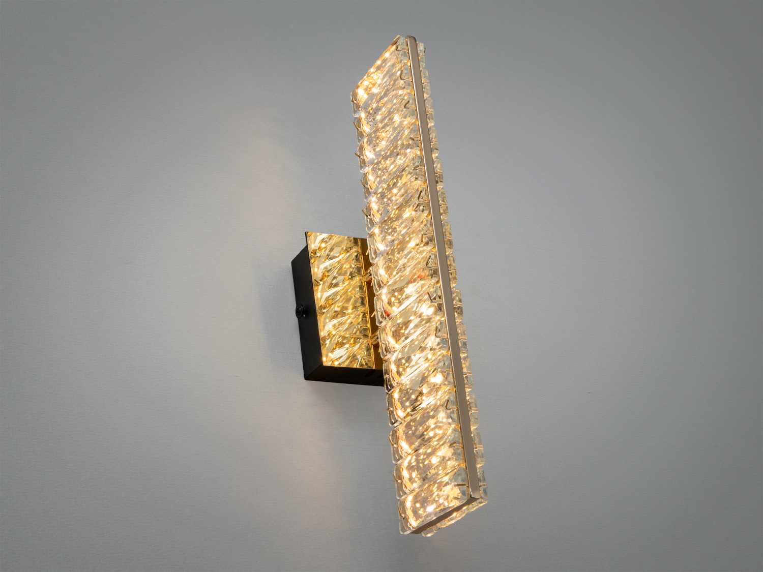 Настінне бра LED 8 Вт у золоті з кришталевим прозорим плафоном. Акцентне світло для спальні, вітальні та коридору. Доступний хромований варіант.