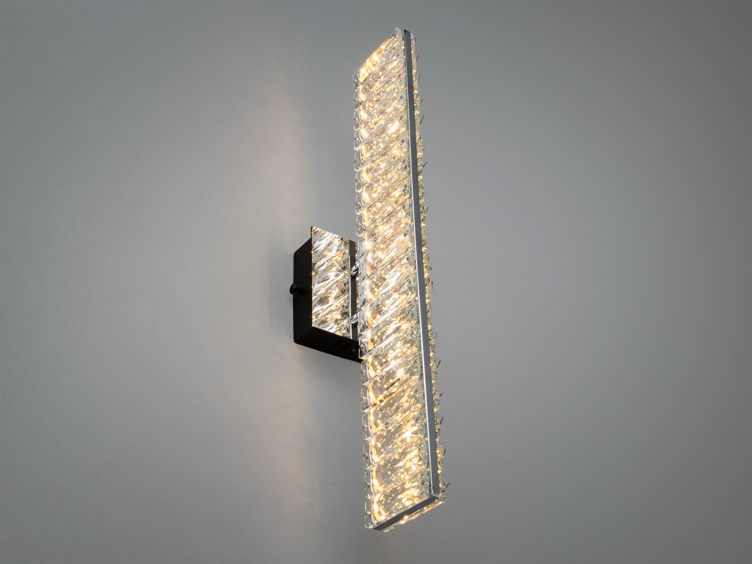 Вертикальний світильник з кришталевими вставками, що підкреслюють елегантний стиль. Підходить для монтажу у вітальні.