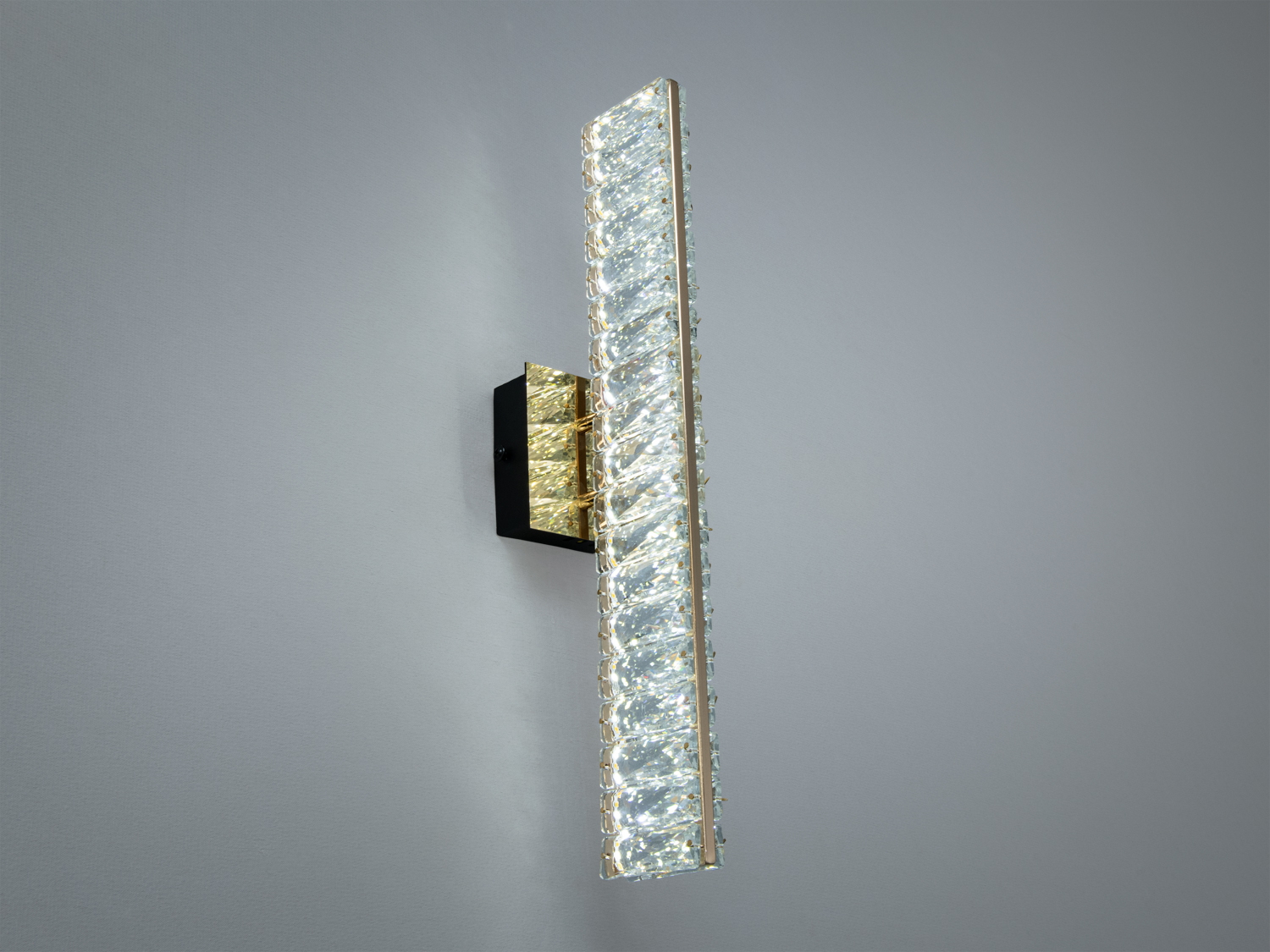 Настінний світильник з кришталевими вставками, що створюють м′яке освітлення. Ідеальний для вітальні або спальні.