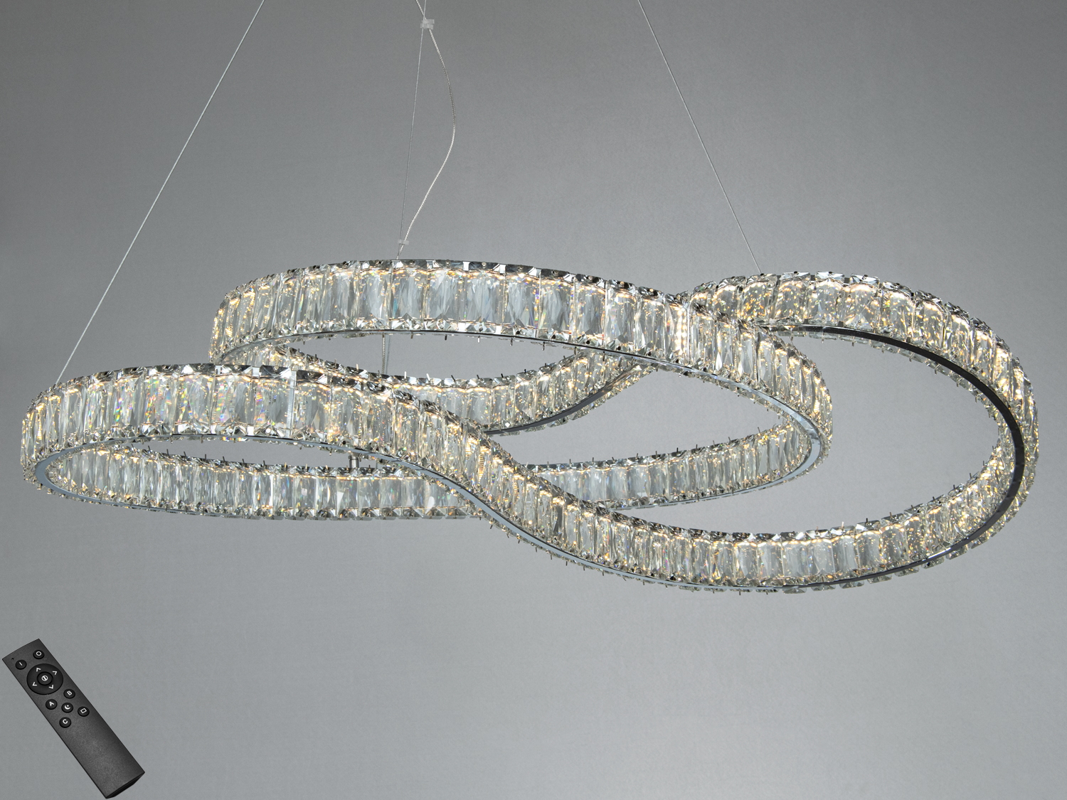 Кришталева LED-люстра з трьома кільцями у хромі, 93 Вт, дистанційне керування. Підходить для кімнат до близько 16 м², рівномірне світло та сучасний акцент.