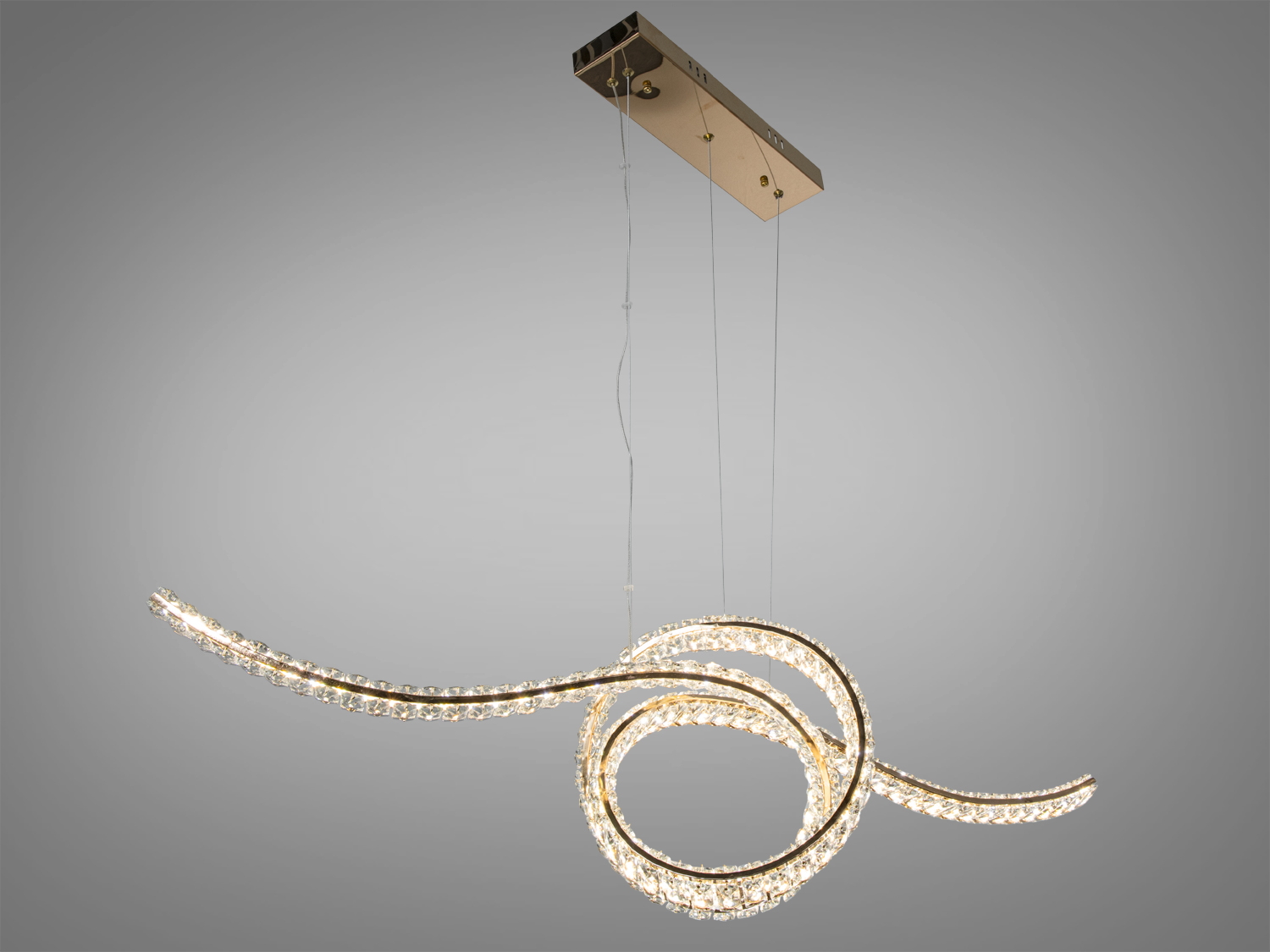 Стельовий світильник з пультом, має вигнуту форму з кристалічними вставками, що забезпечує яскраве освітлення.