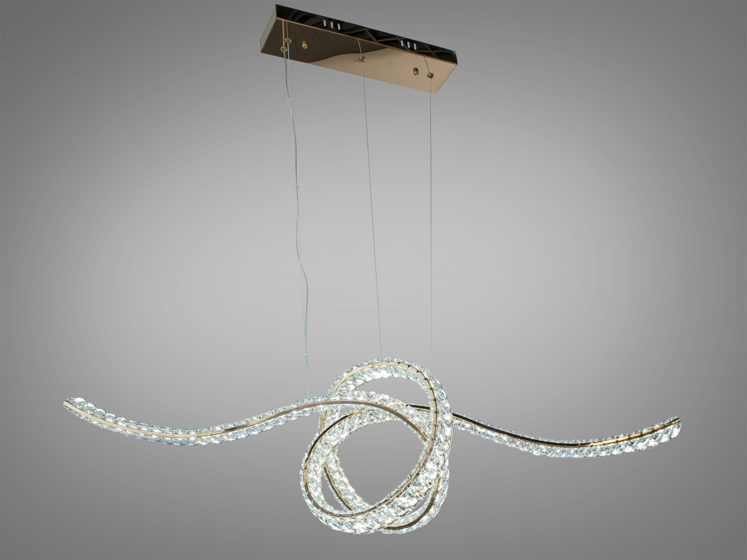 Підвісний світильник з пультом, виконаний з металу та кристалів, створює елегантну атмосферу в приміщенні.