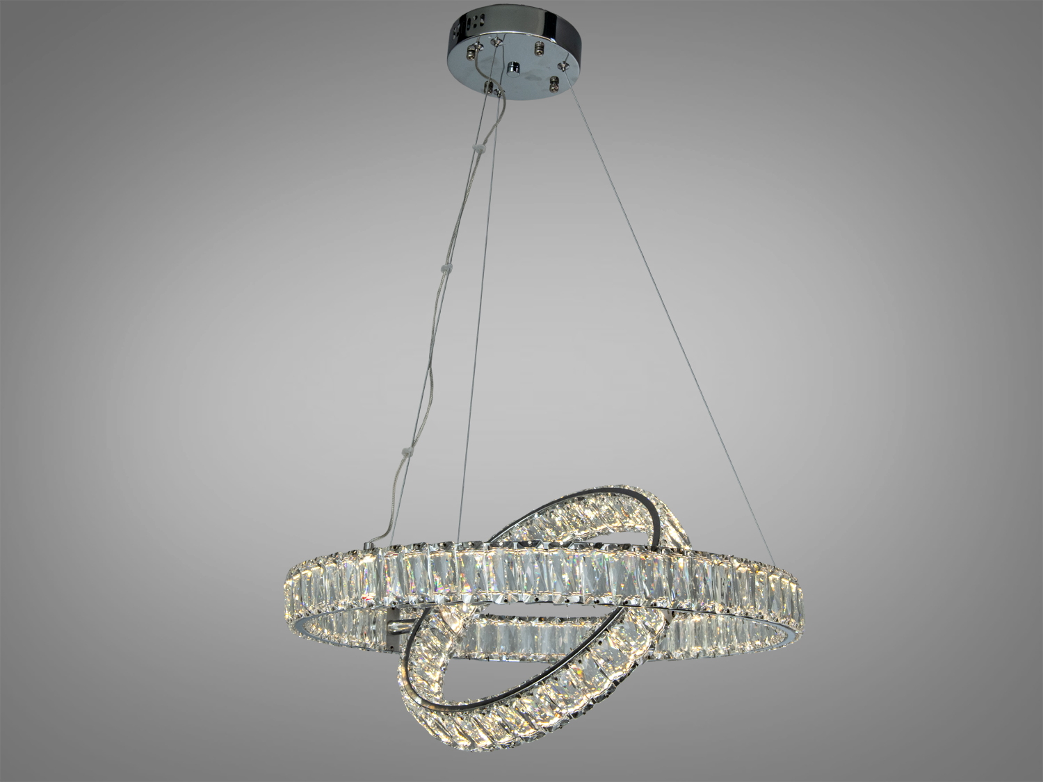 Підвісний світильник із кришталевими кільцями, що монтується до стелі, ідеально підходить для вітальні або їдальні.