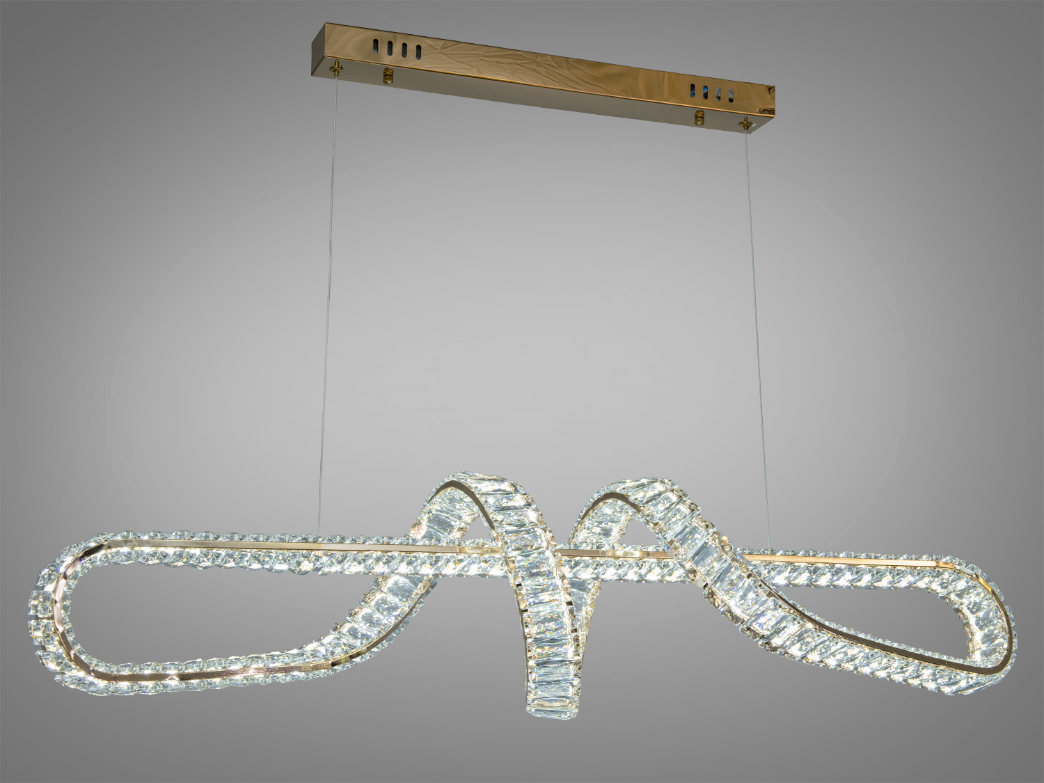 Люстра з кристалами, вигнута форма, підвісний монтаж. Виготовлена з металу, підходить для сучасних інтер′єрів.