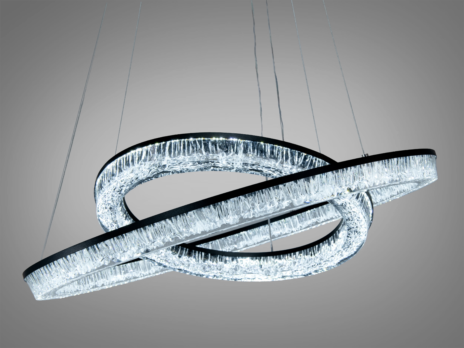 Підвісний світильник з двома кільцями, що перетинаються, з холодним білим світлом. Ідеальний для мінімалістичного дизайну.